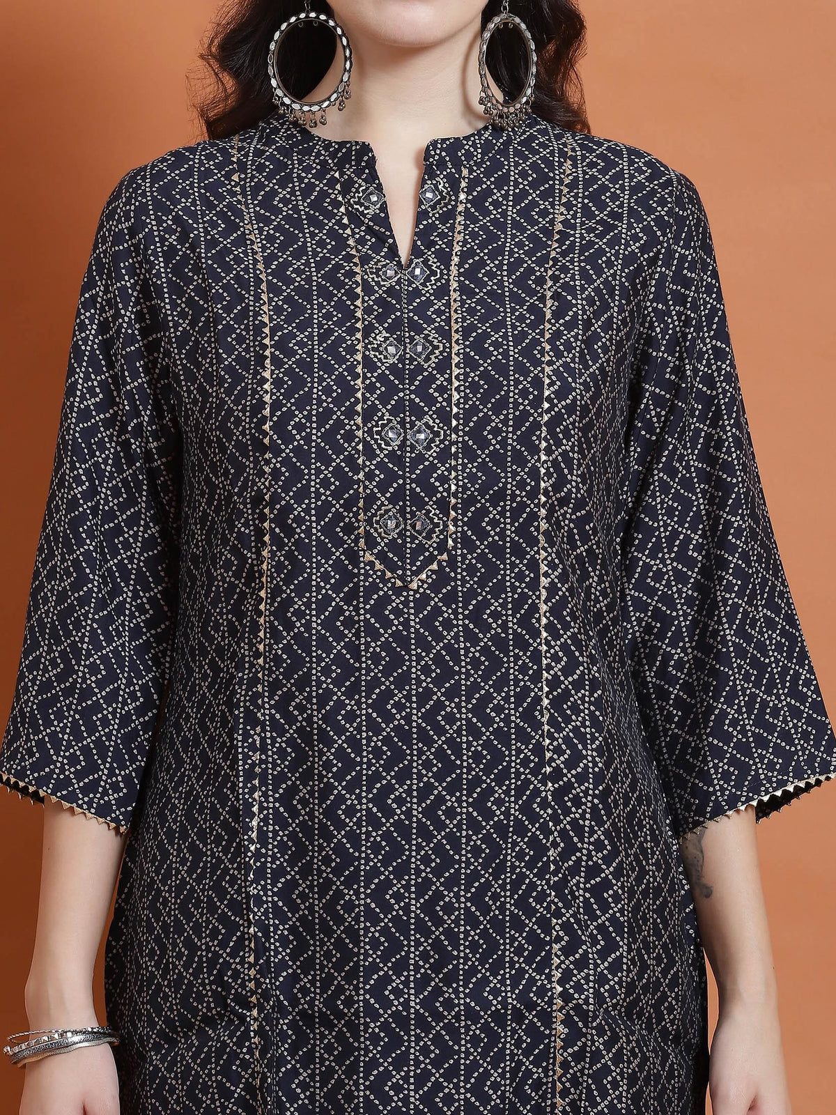 Women Navy Blue Geometric Print Kurta With Trouser.
