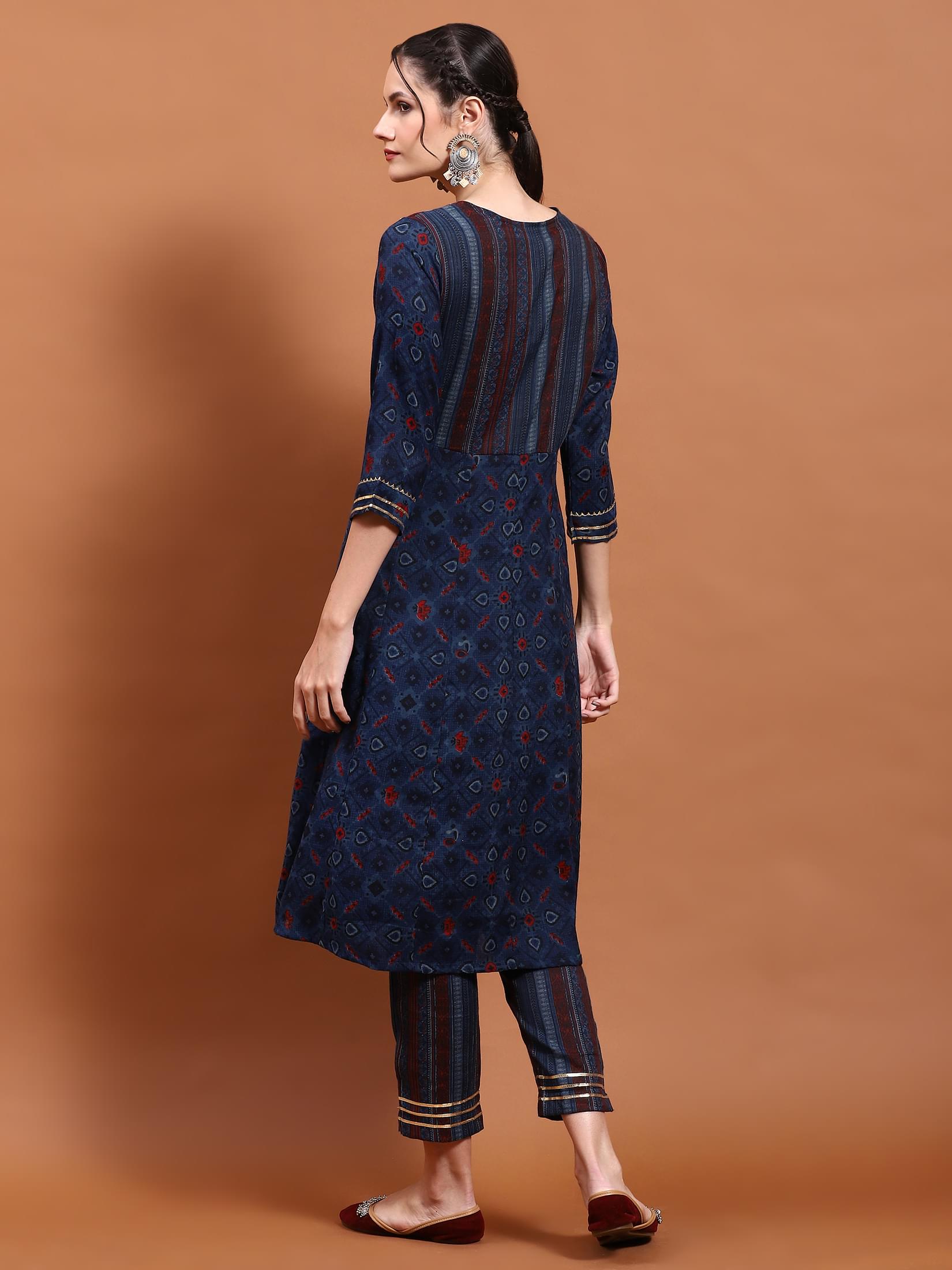 Women Navy Blue Geometric Print Kurta With Trouser.
