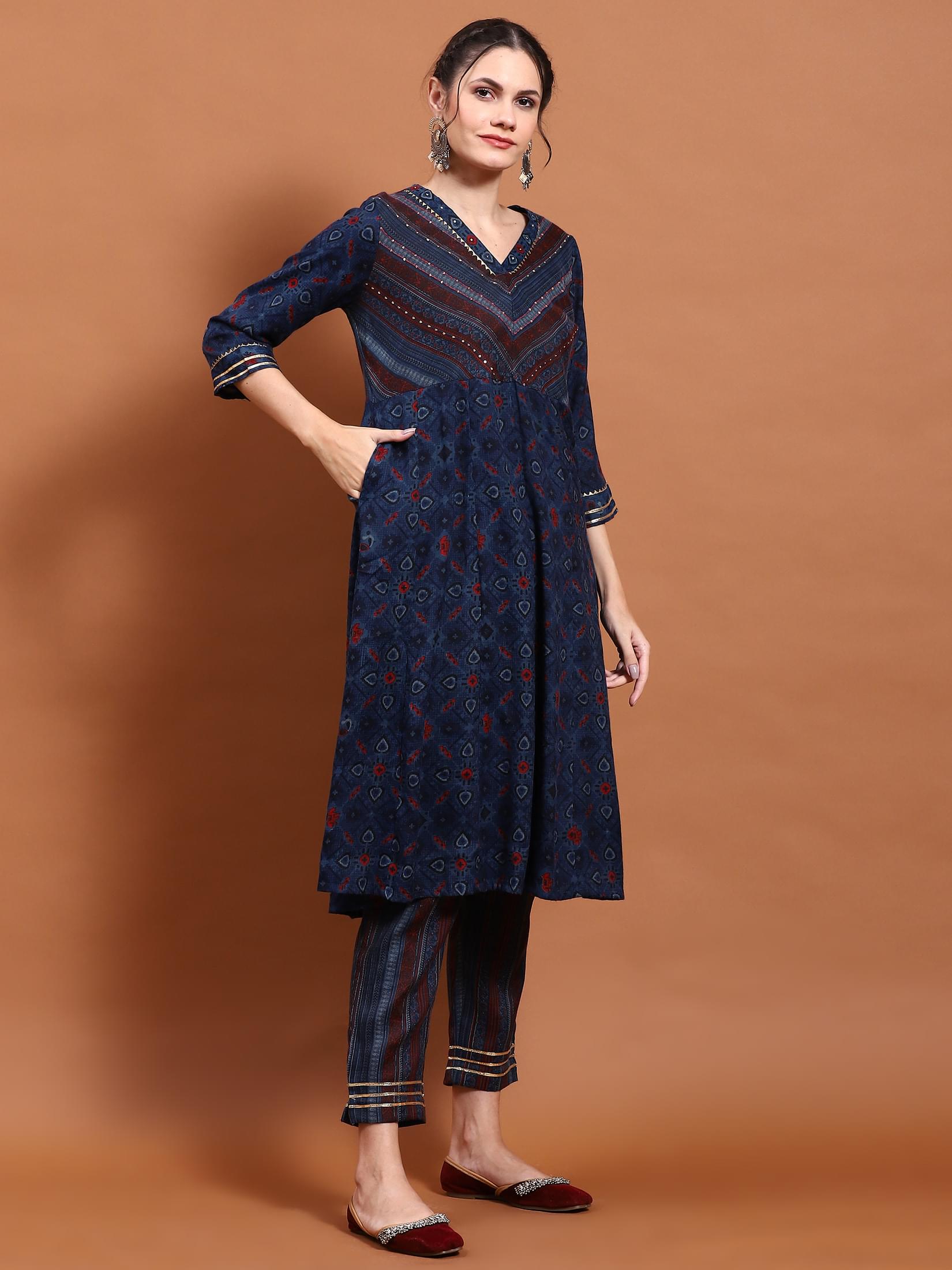 Women Navy Blue Geometric Print Kurta With Trouser.