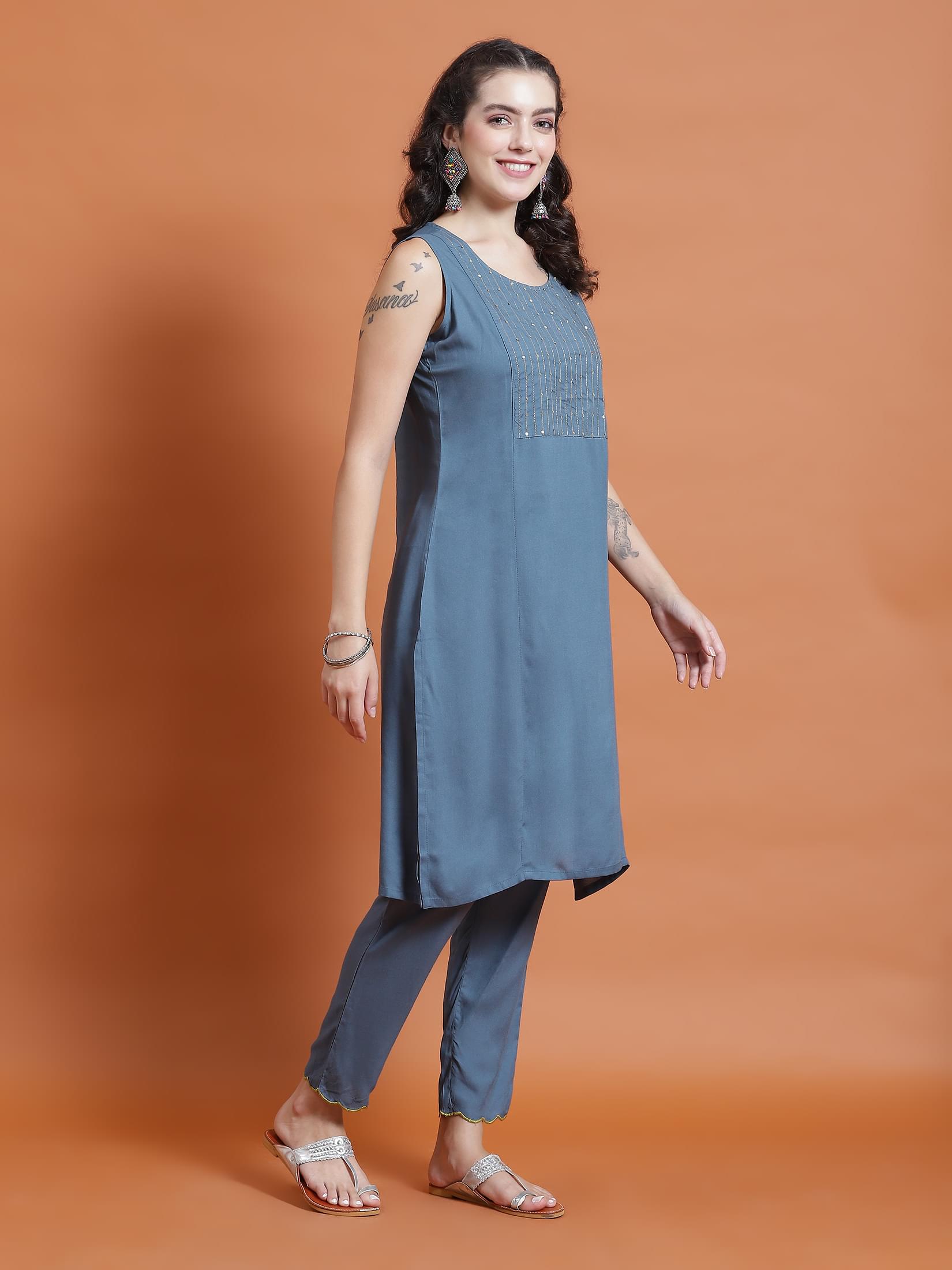 Women Green Geometric Print Kurta Jacket Trouser.