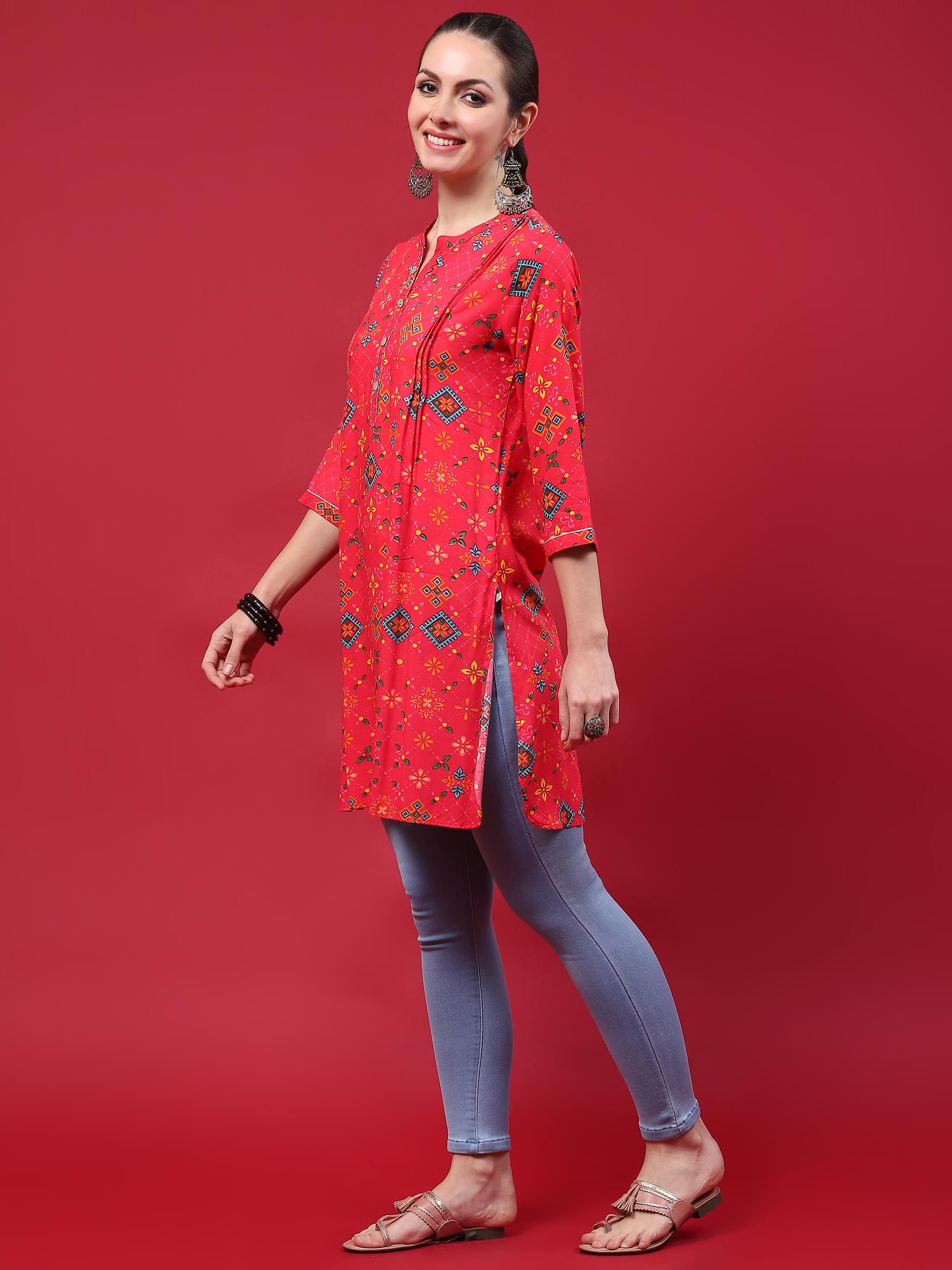 Women Fuchsia Geometric Printed Kurti.