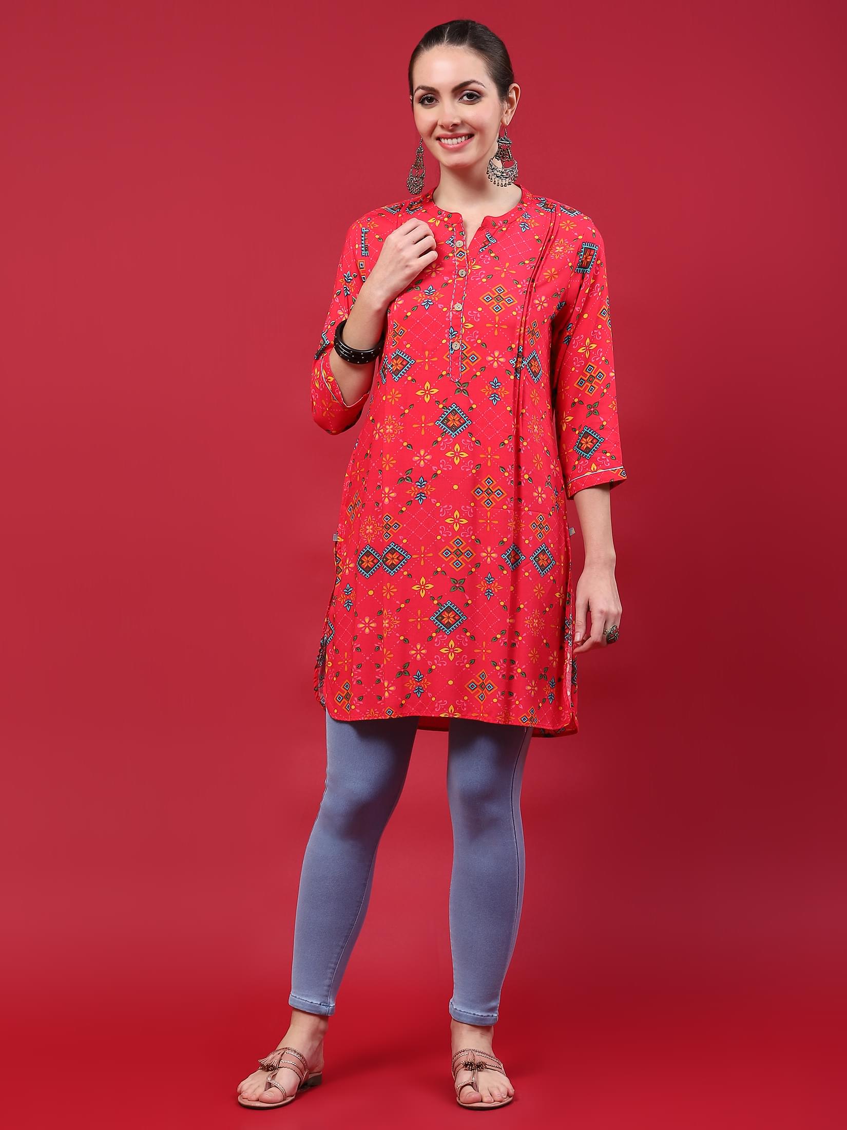 Women Fuchsia Geometric Printed Kurti.