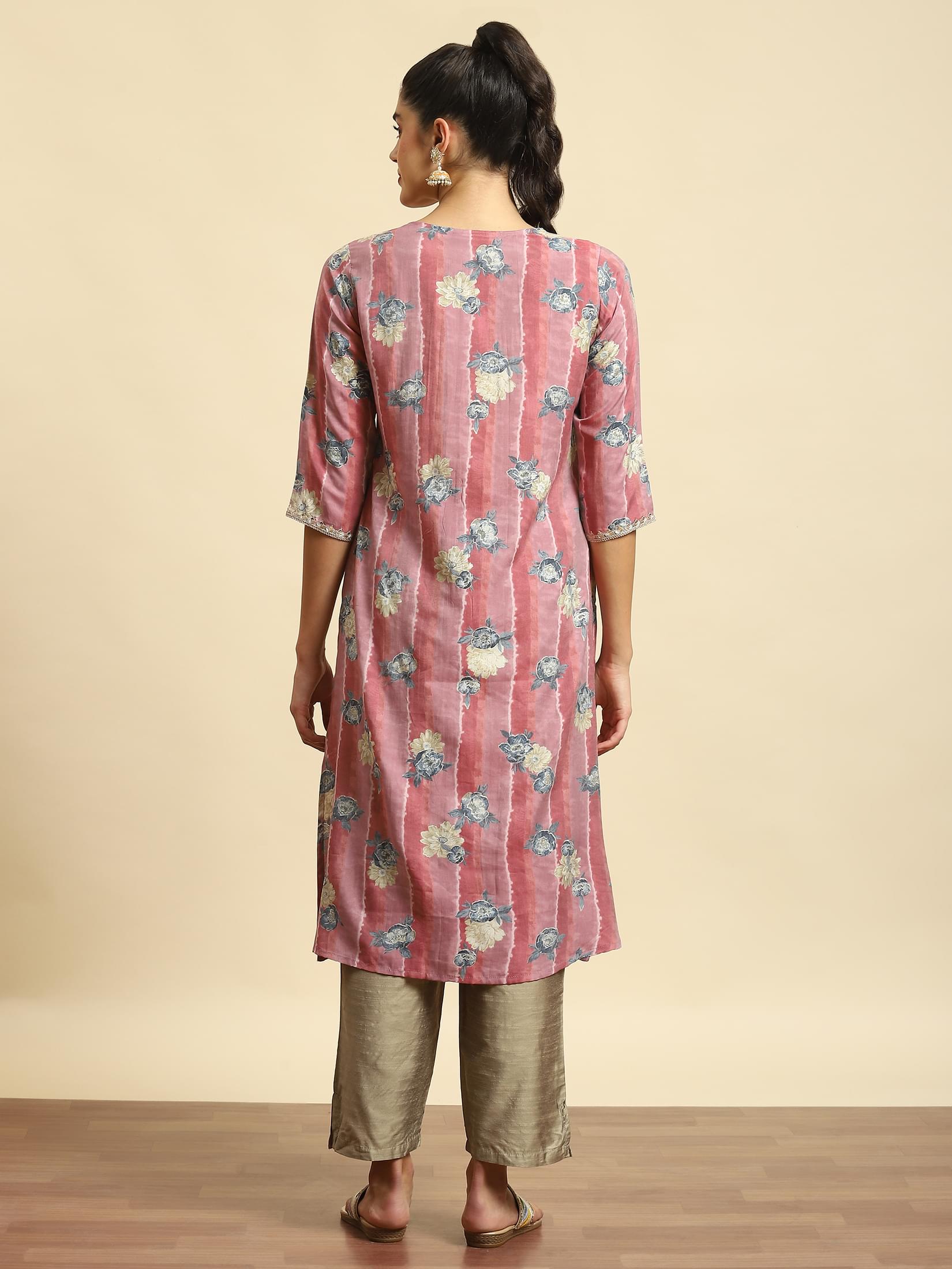 Women Pink Floral Print Kurta.