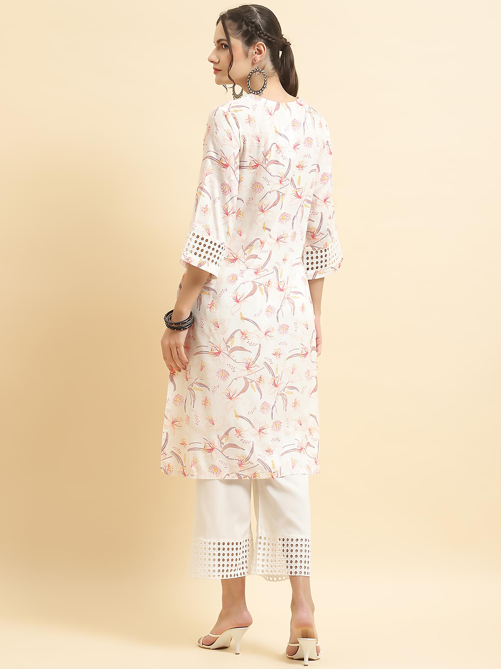 Women Liva Rayon White Floral Print Kurta With Comfort Pant.
