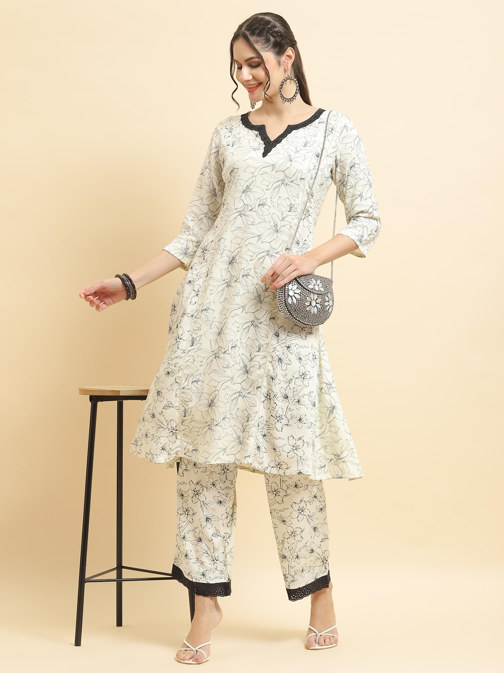 Women Liva Rayon Off White Floral Print Kurta With Comfort Pant.