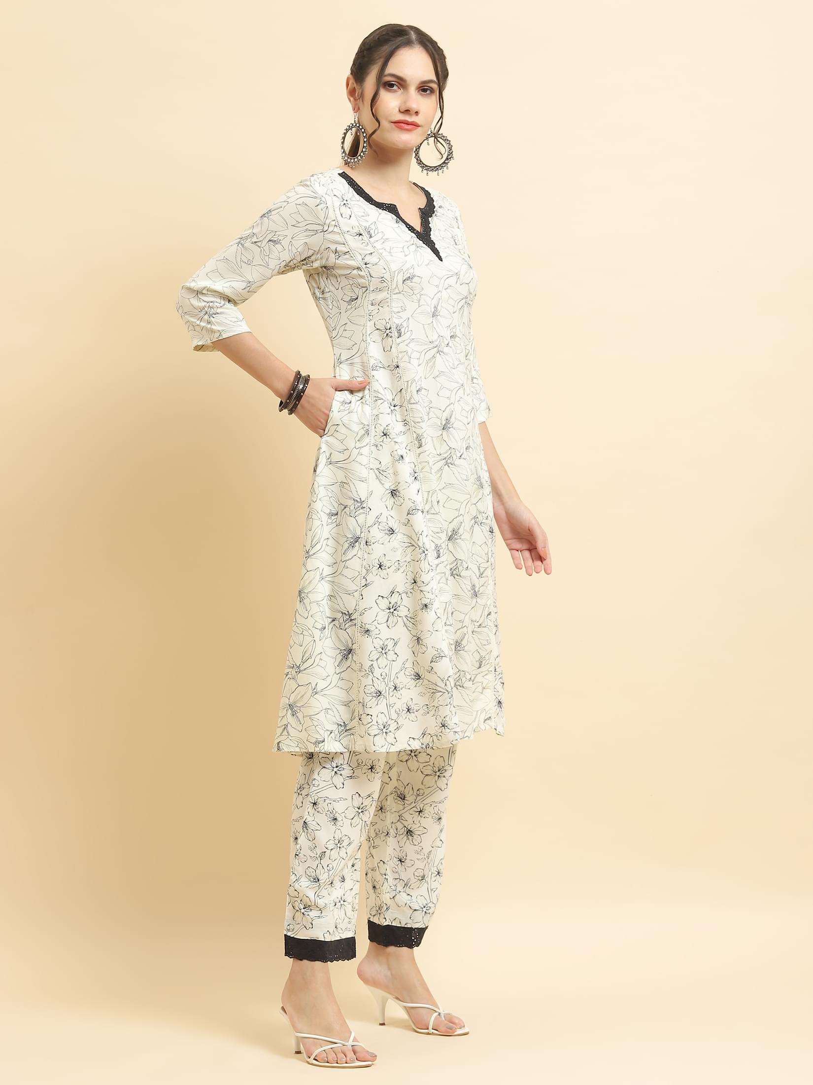 Women Liva Rayon Off White Floral Print Kurta With Comfort Pant.