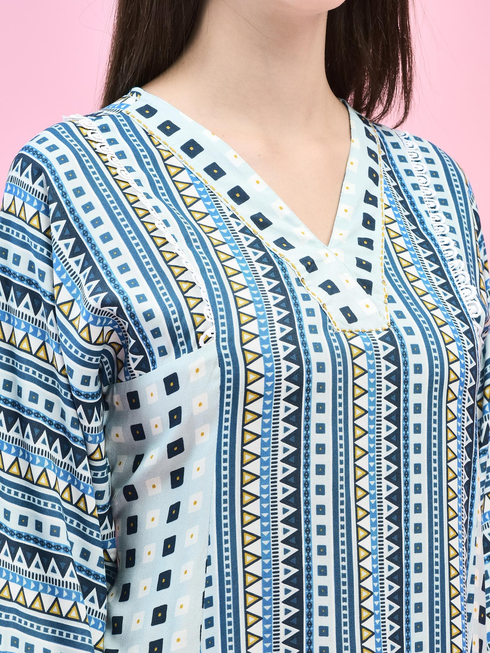 Women Liva (Rayon) Blue Geometric Print Tunic.