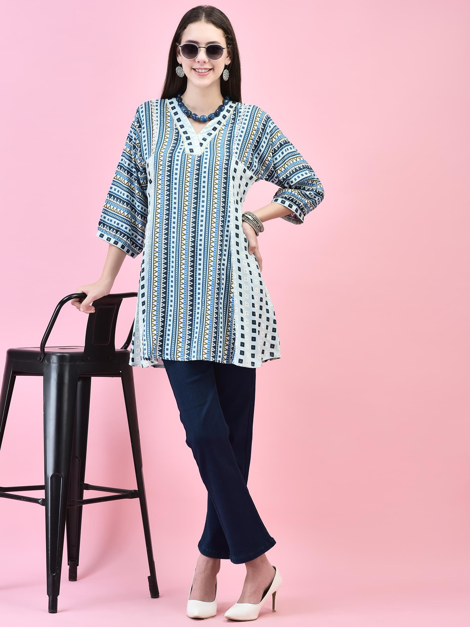 Women Liva (Rayon) Blue Geometric Print Tunic.