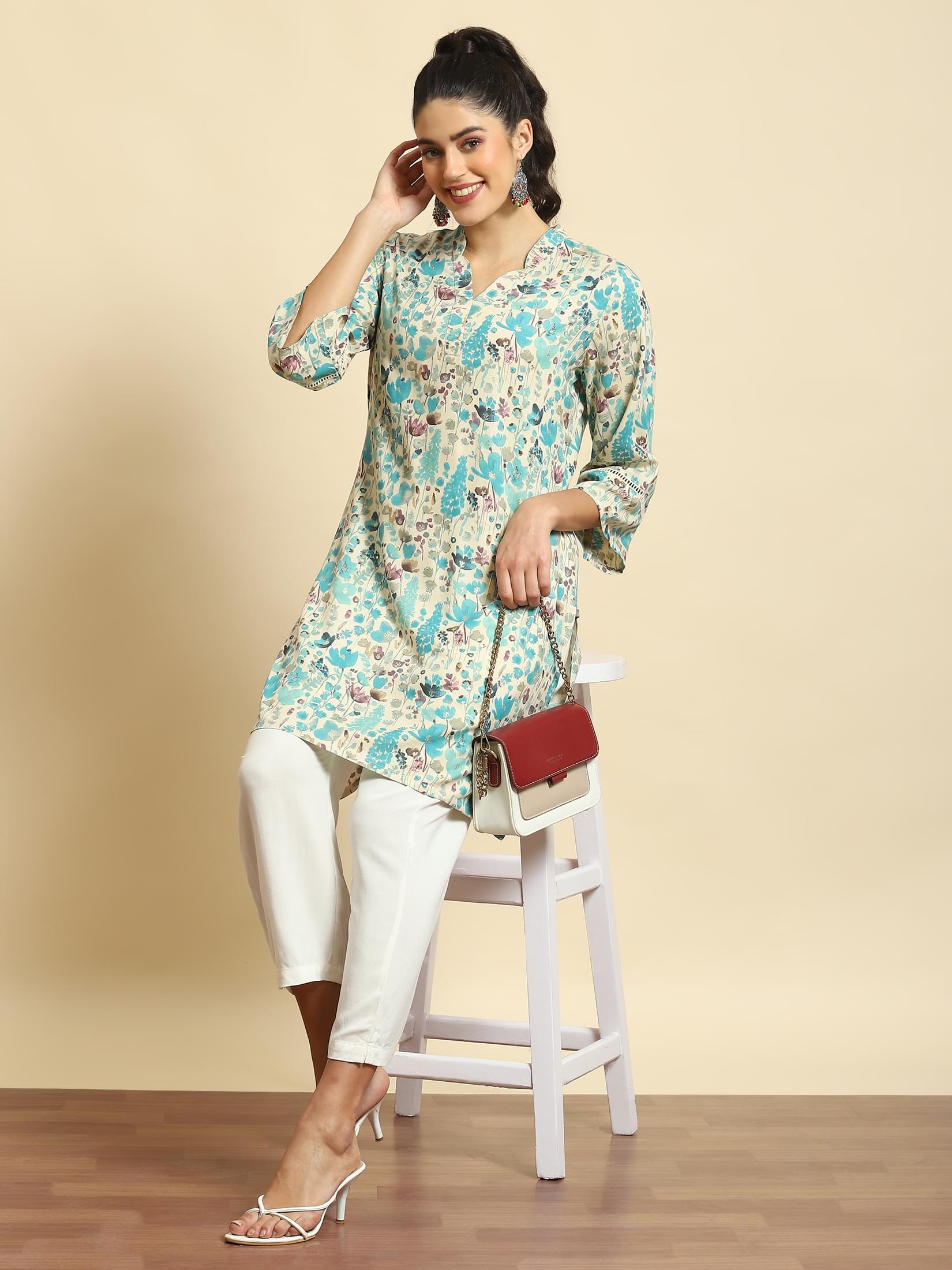Women Blue Floral Print Kurti.