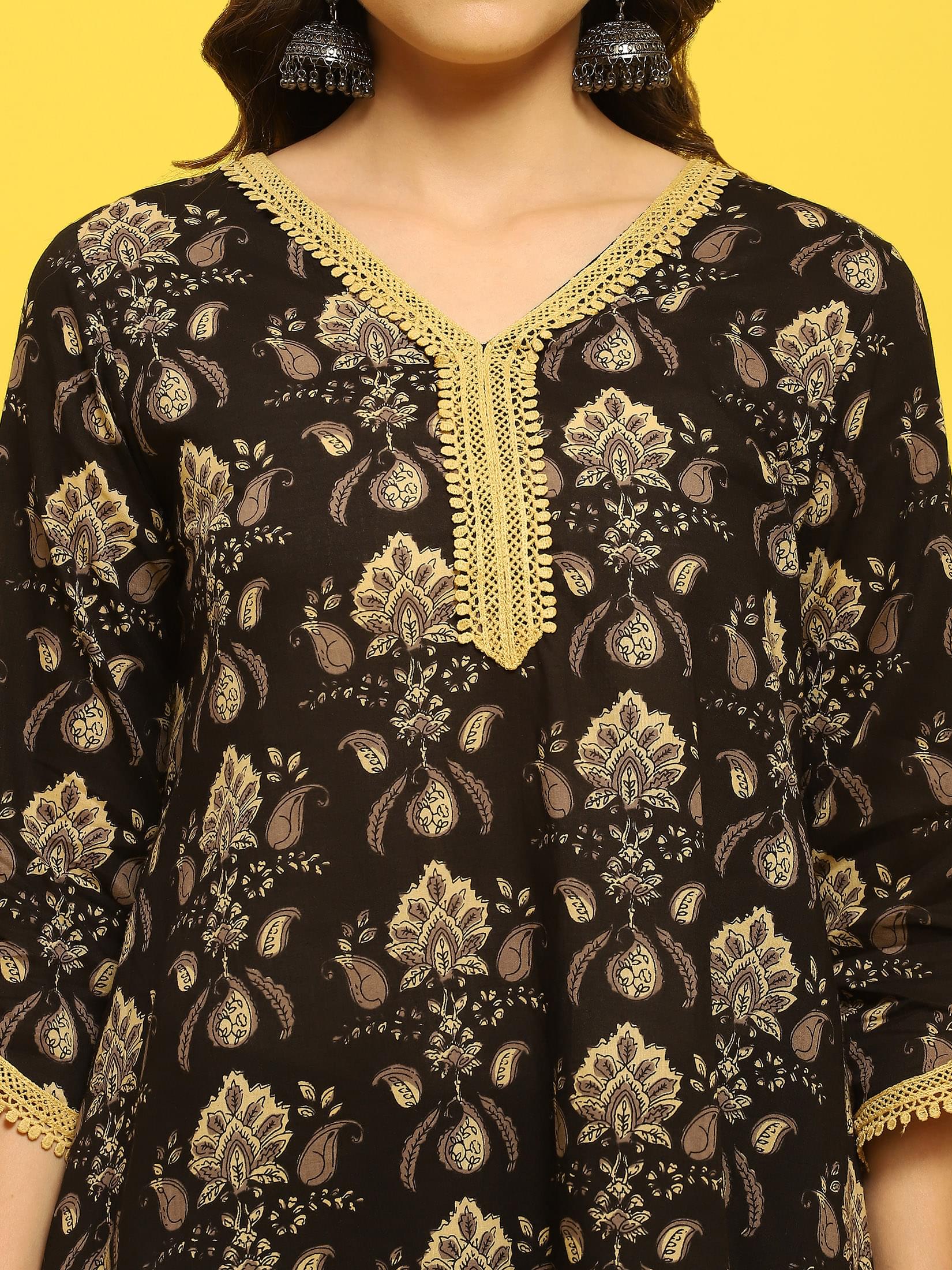 Women Cotton Black Floral Print Kurta With Trouser.