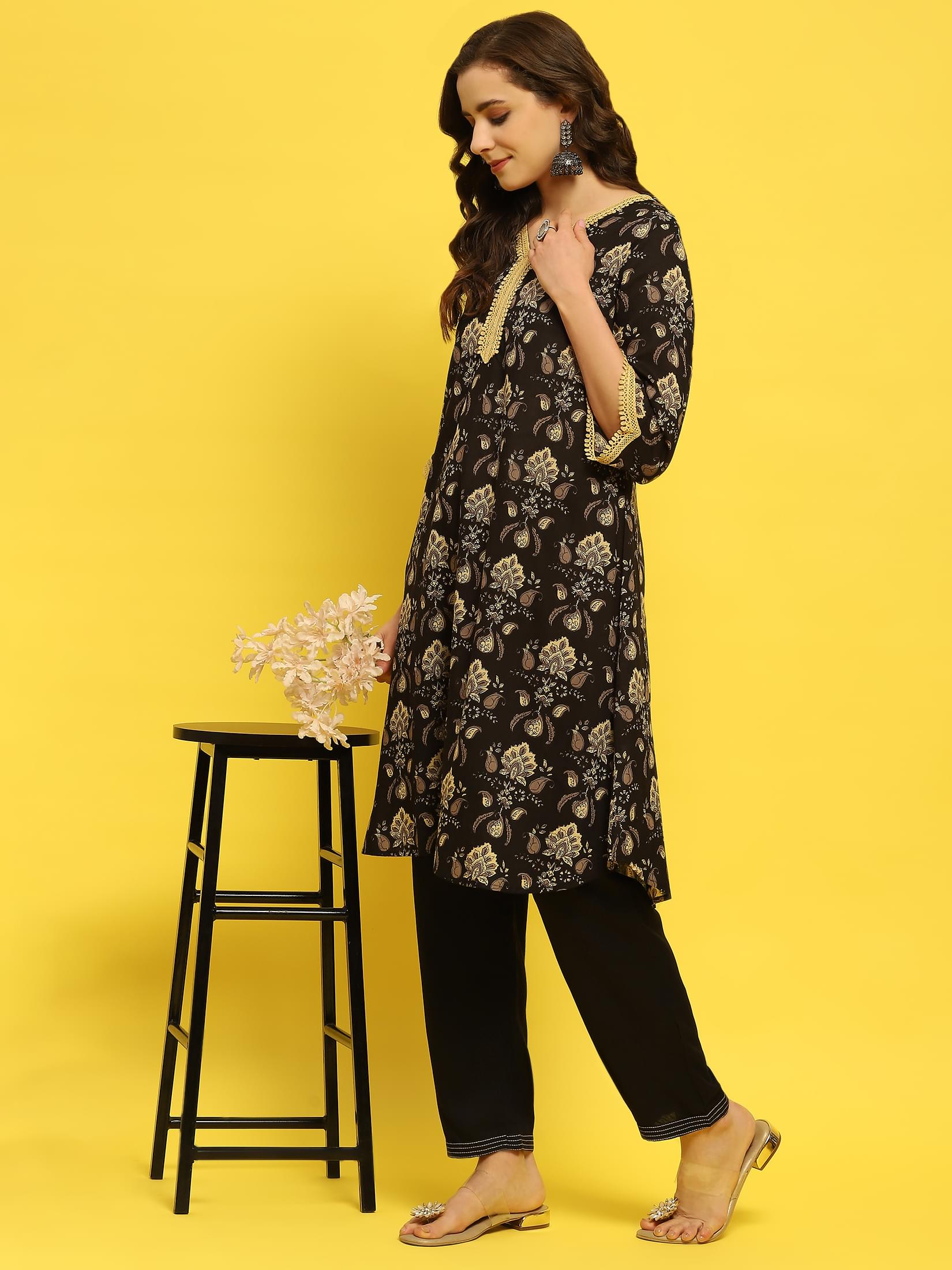 Women Cotton Black Floral Print Kurta With Trouser.
