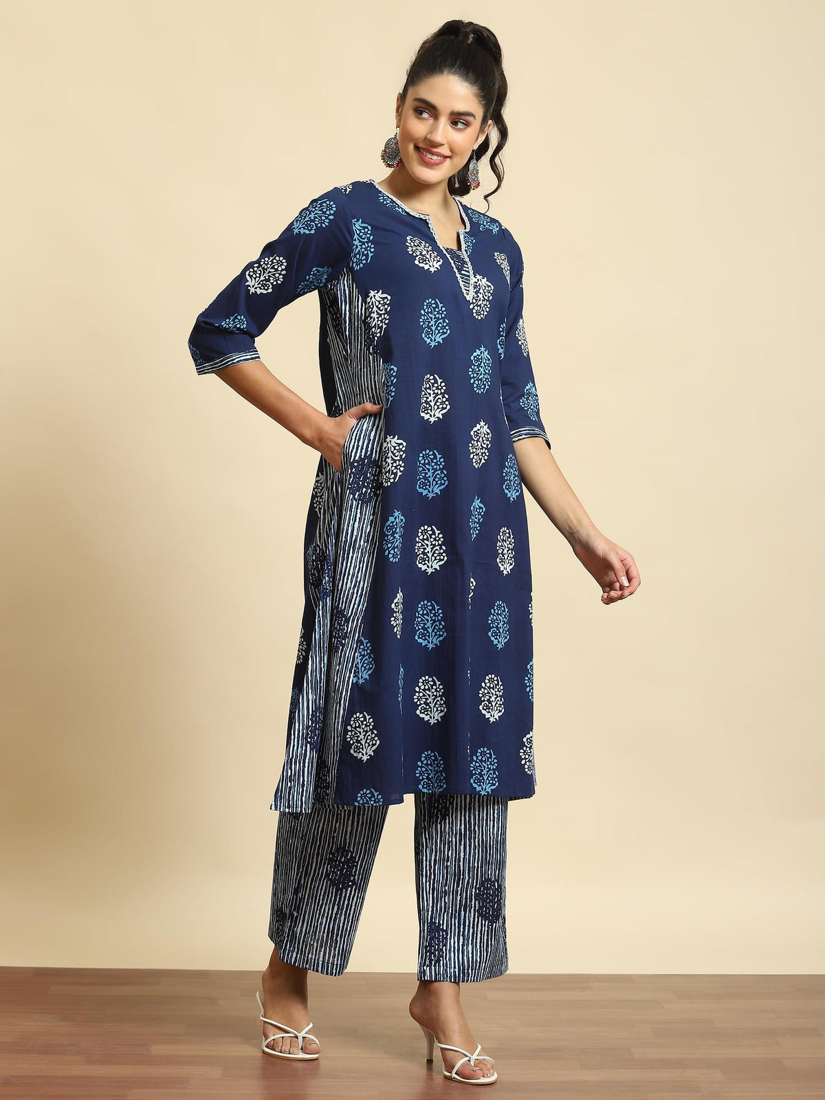 Women Navy Blue Geometric Print Kurta With Comfort Pant.