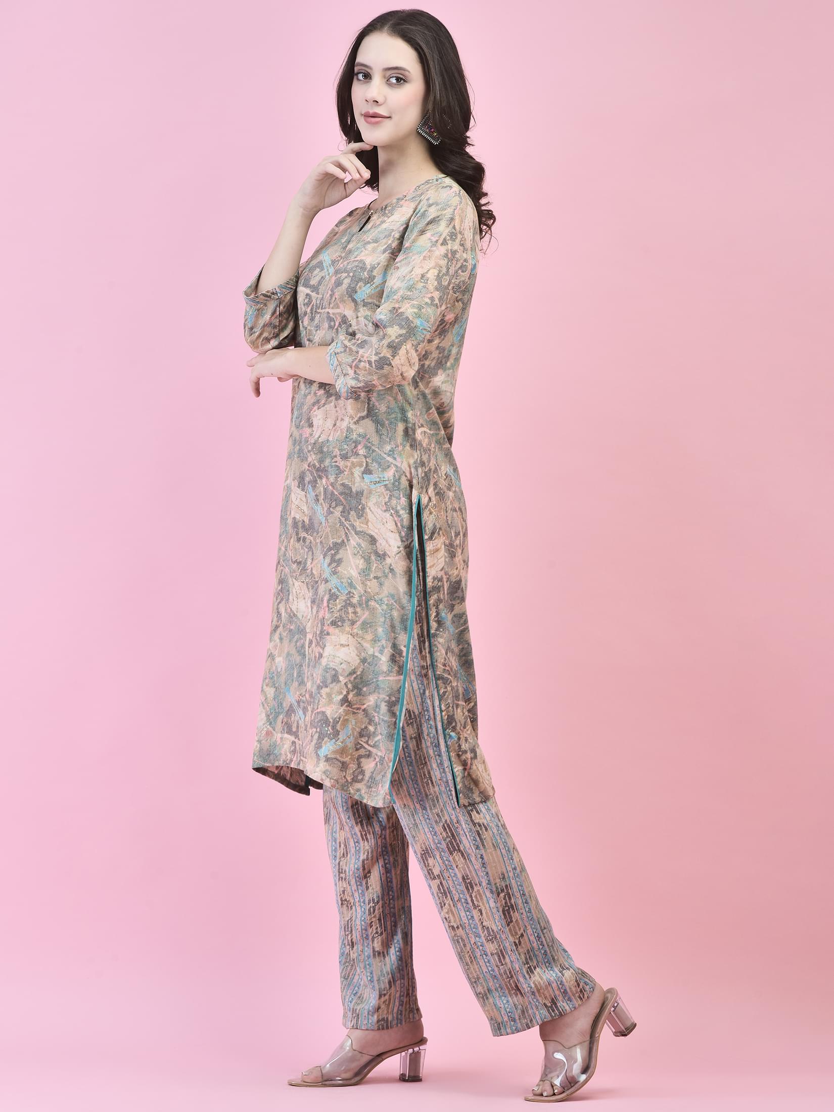 Women Liva Green Abstract Print Kurta With Comfort Pant.