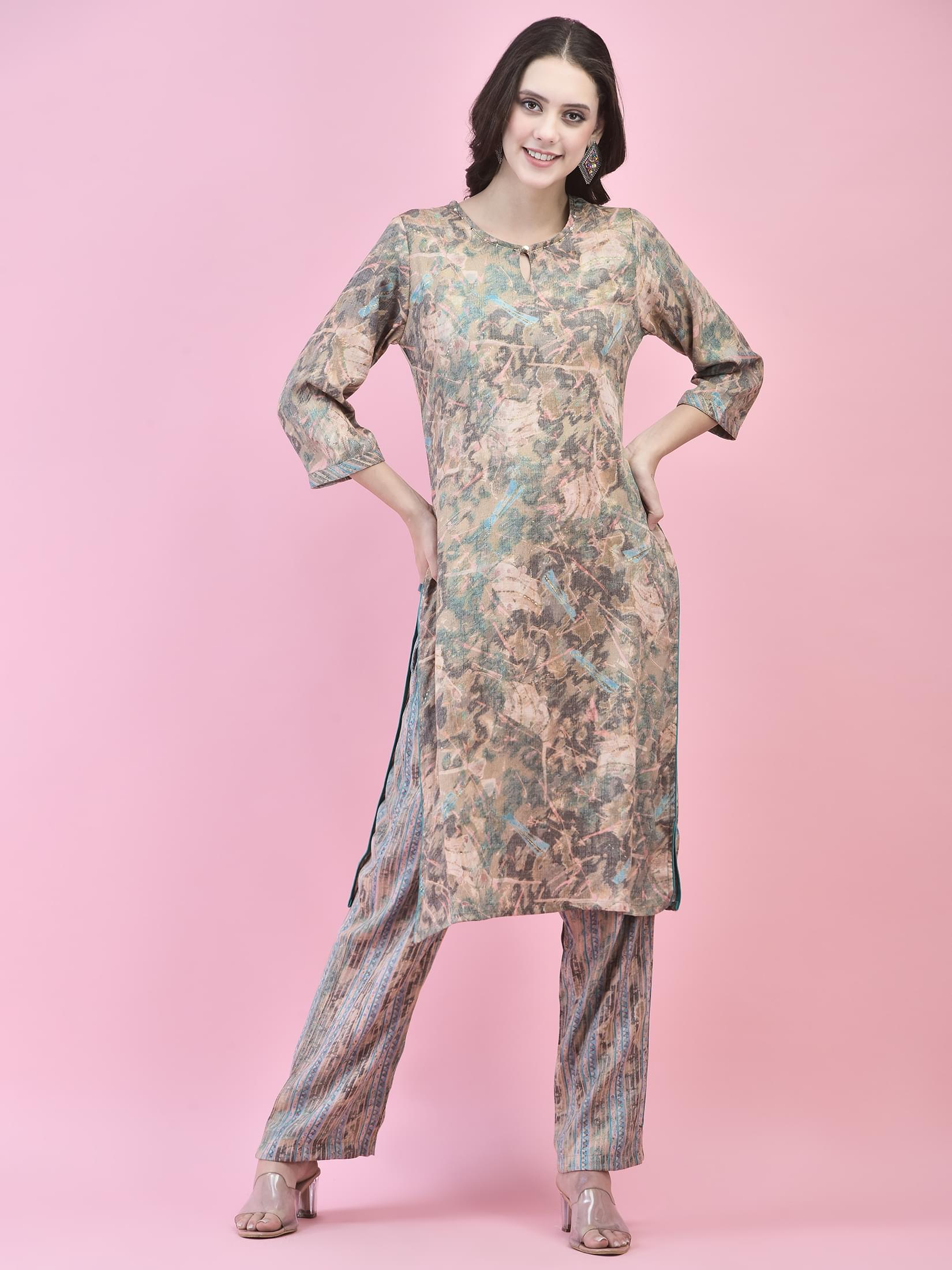 Women Liva Green Abstract Print Kurta With Comfort Pant.