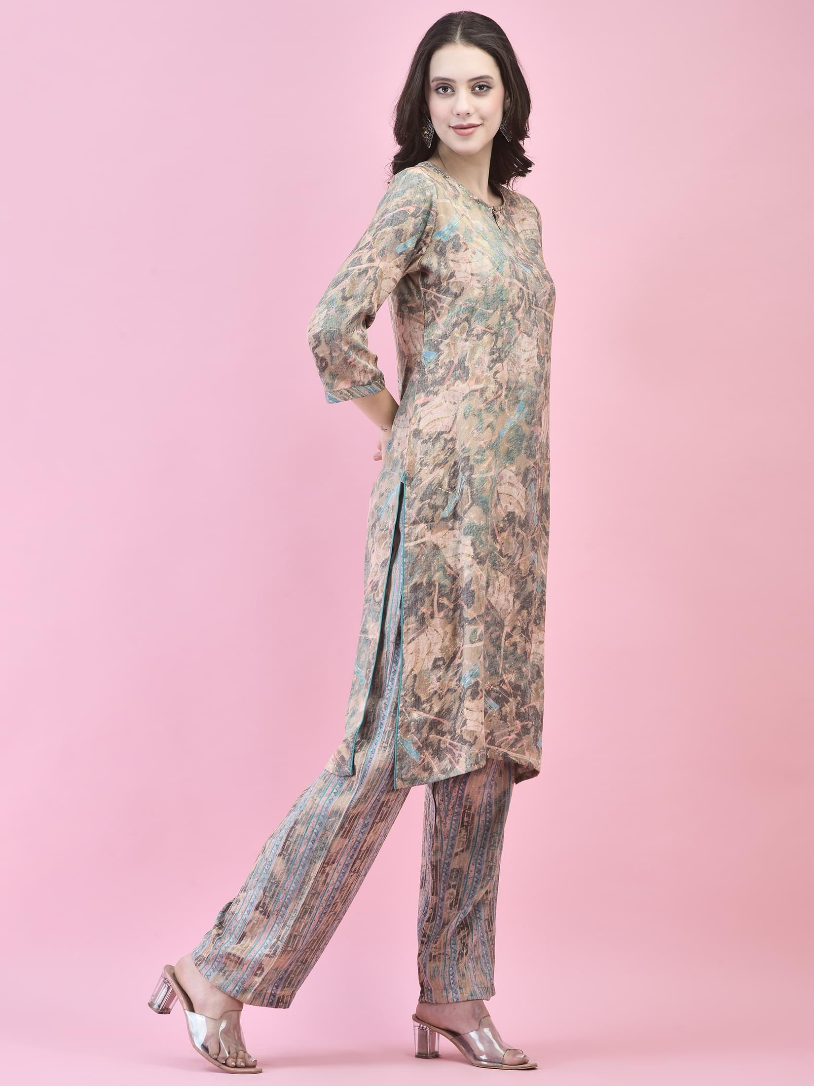 Women Liva Green Abstract Print Kurta With Comfort Pant.