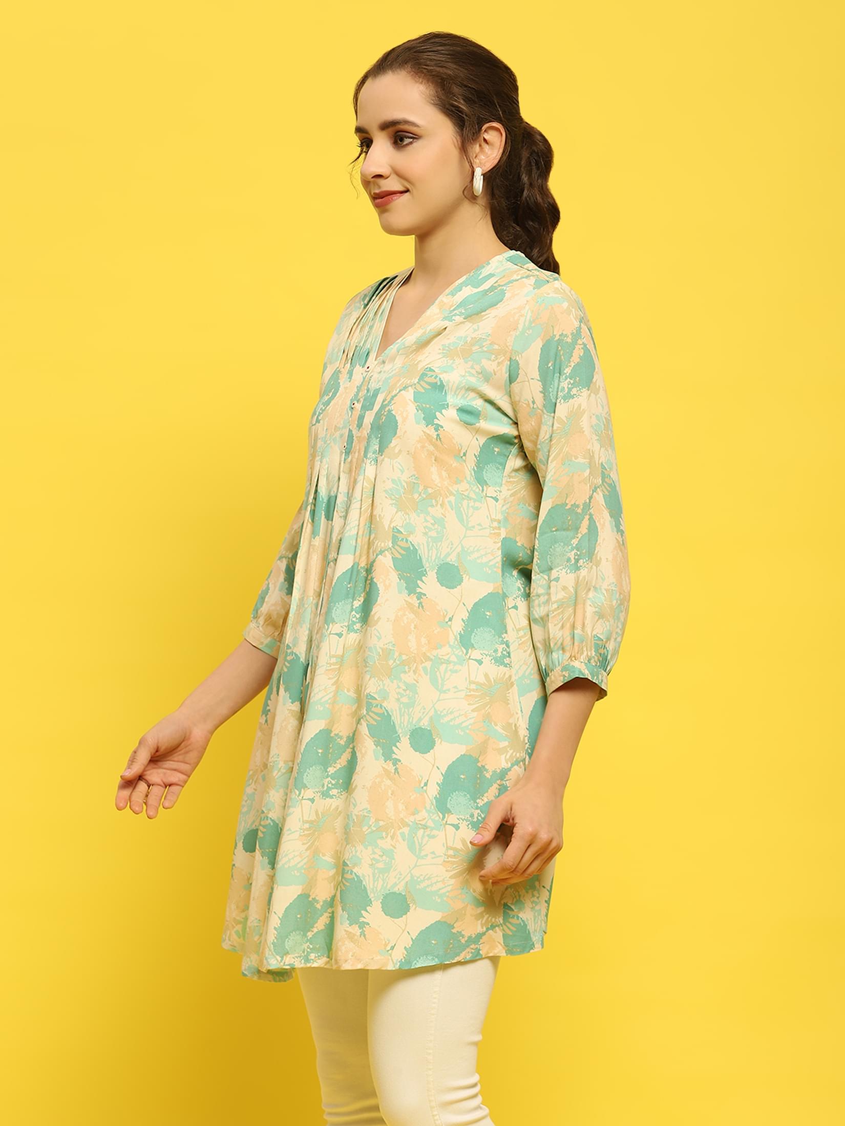 Women Liva Rayon Green Tropical Print Tunic.