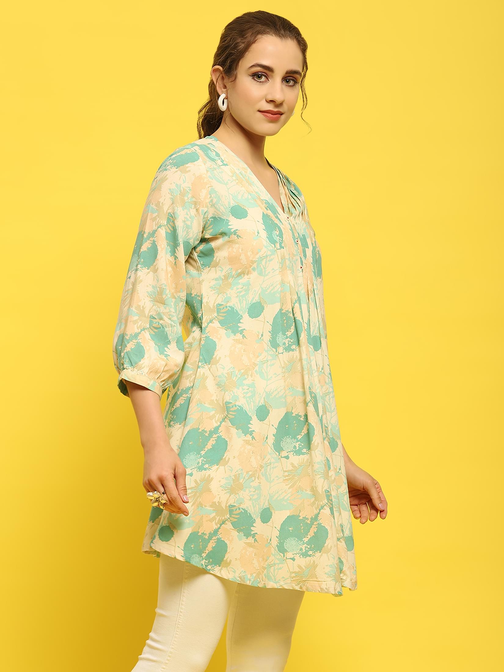 Women Liva Rayon Green Tropical Print Tunic.