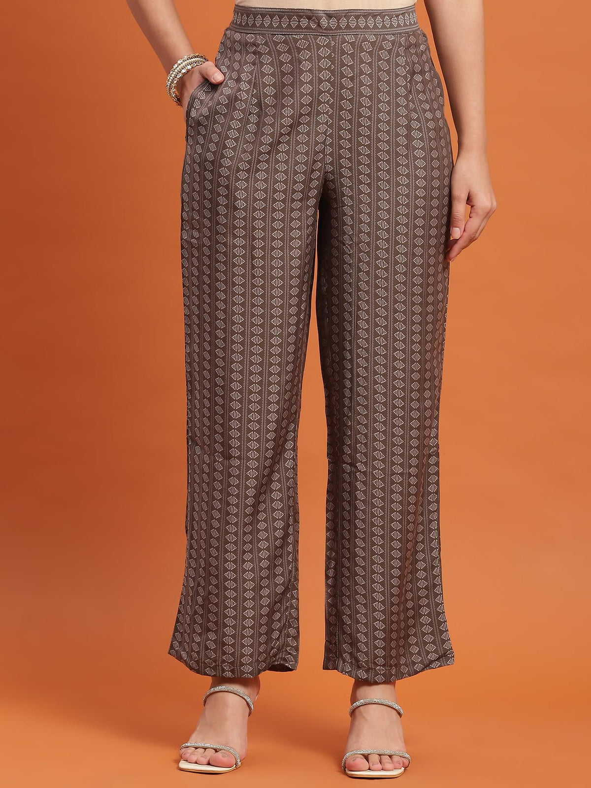 Women Grey Floral Print Kurta With Comfort Pant.