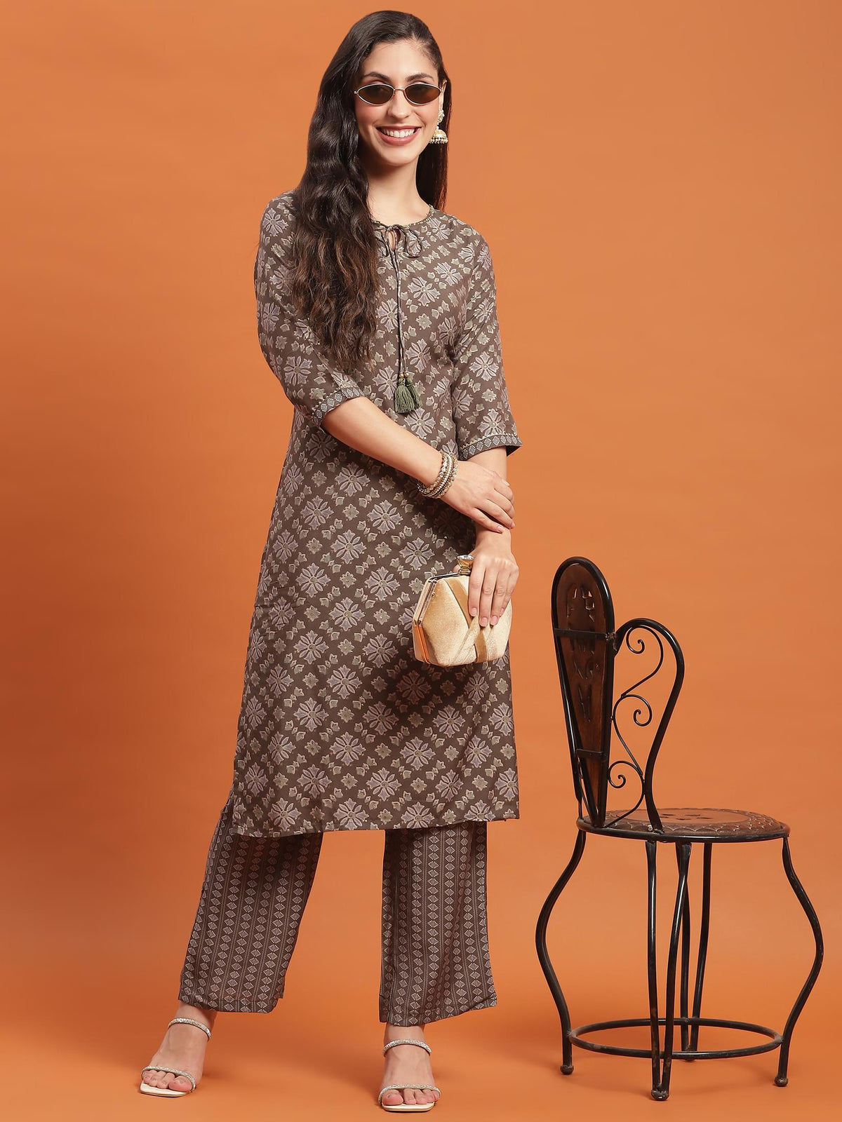 Women Grey Floral Print Kurta With Comfort Pant.
