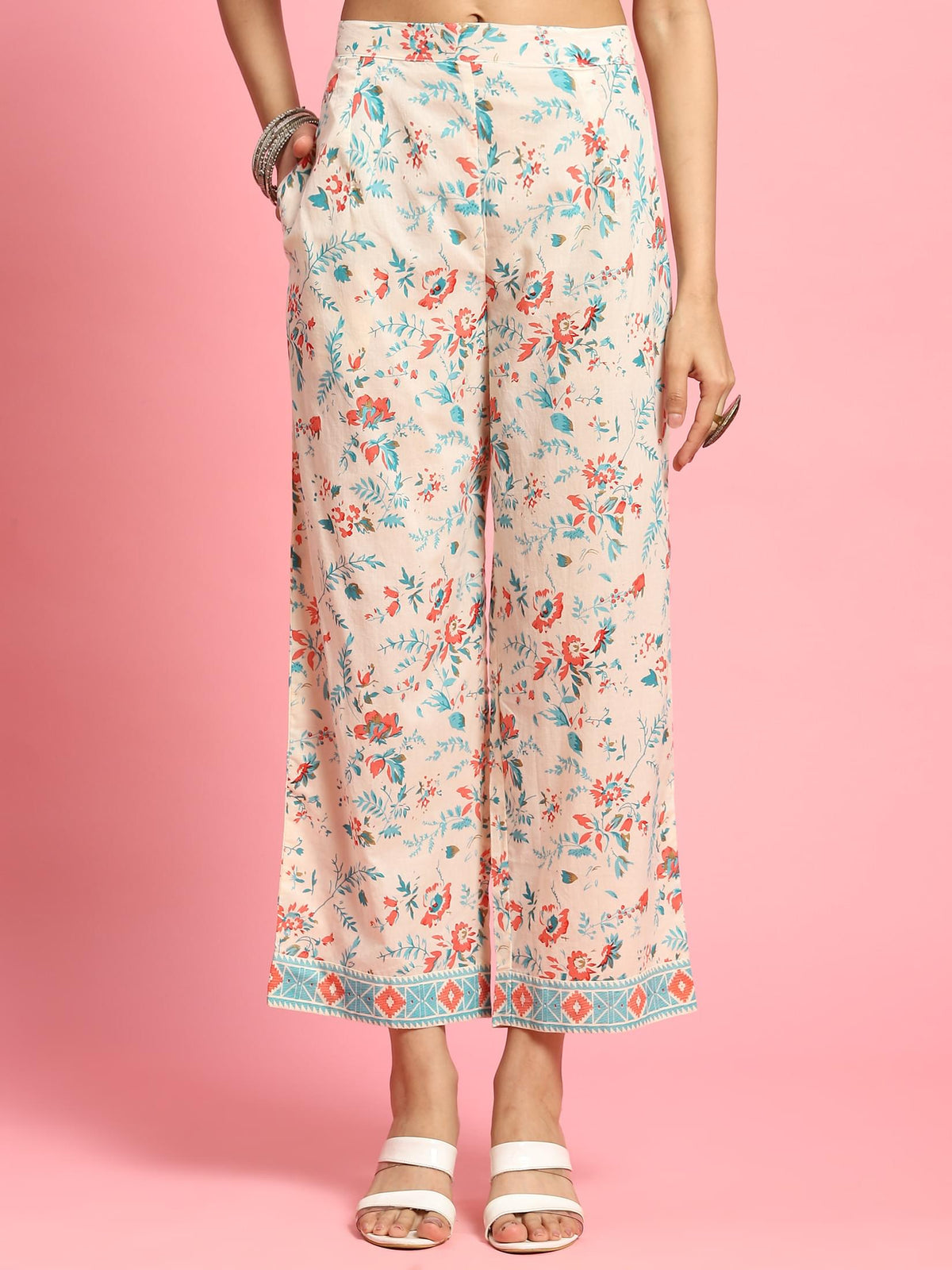Women Off White Floral Printed Kurta With Comfort Pant.