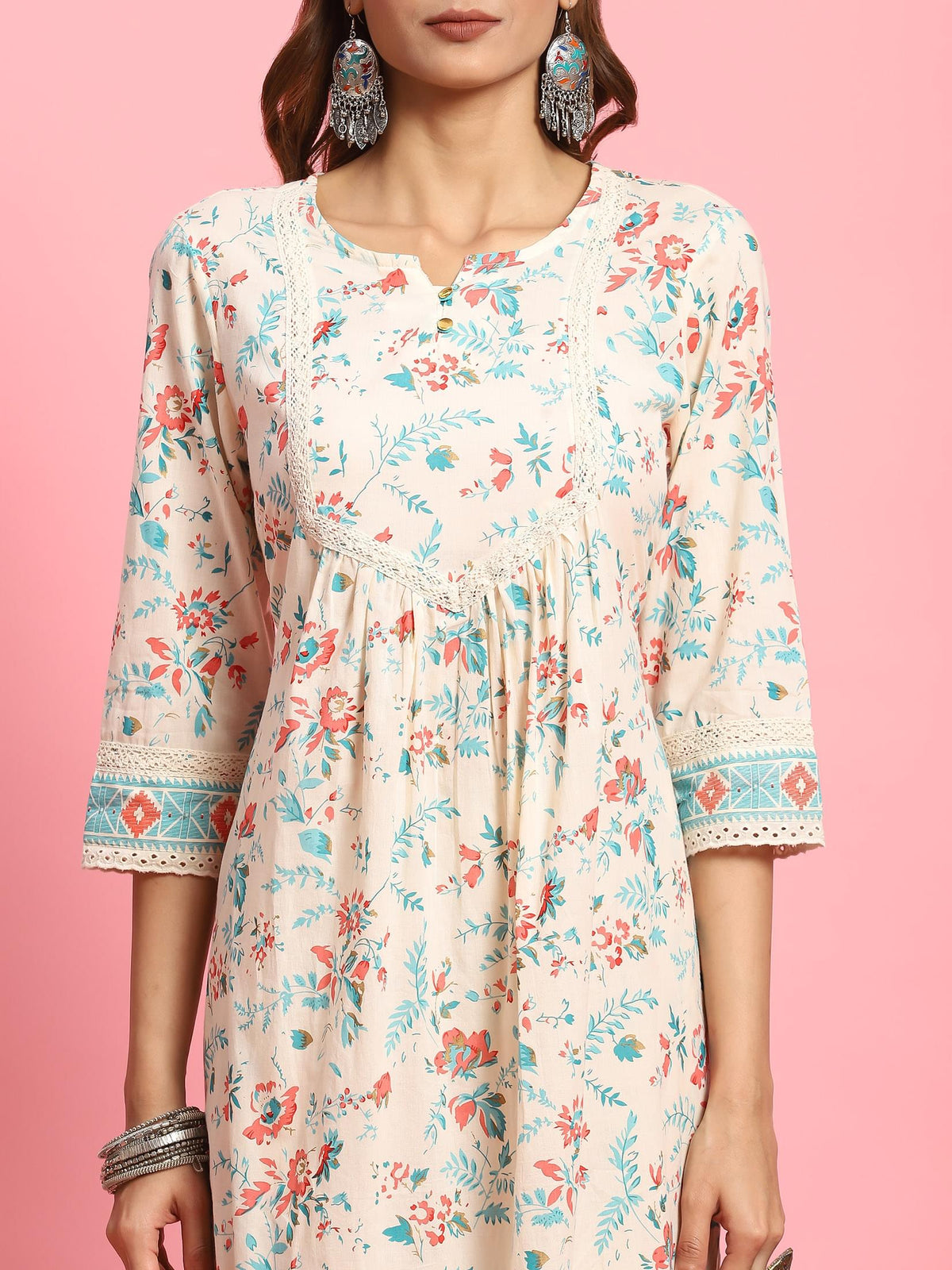 Women Off White Floral Printed Kurta With Comfort Pant.