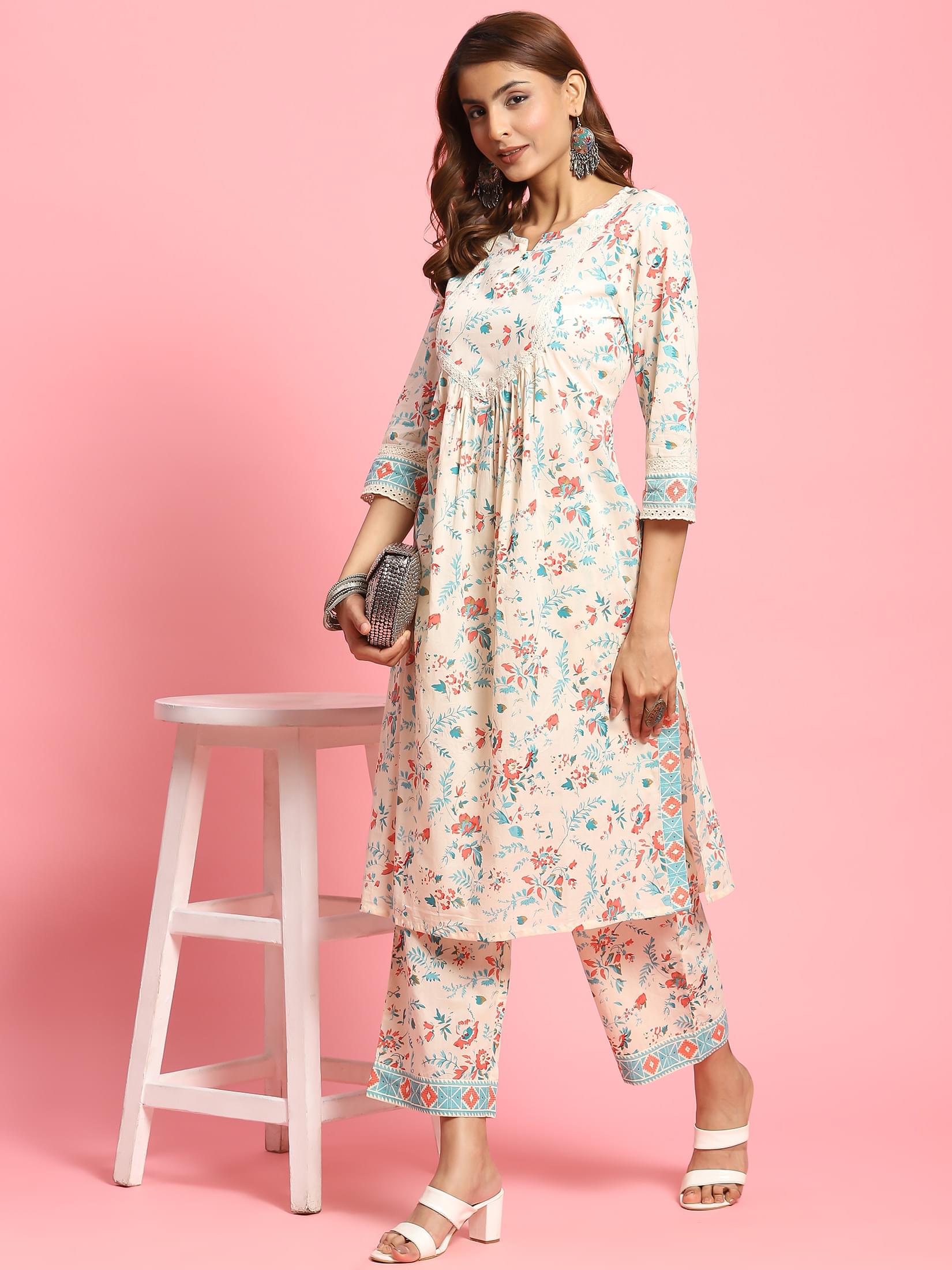 Women Off White Floral Printed Kurta With Comfort Pant.