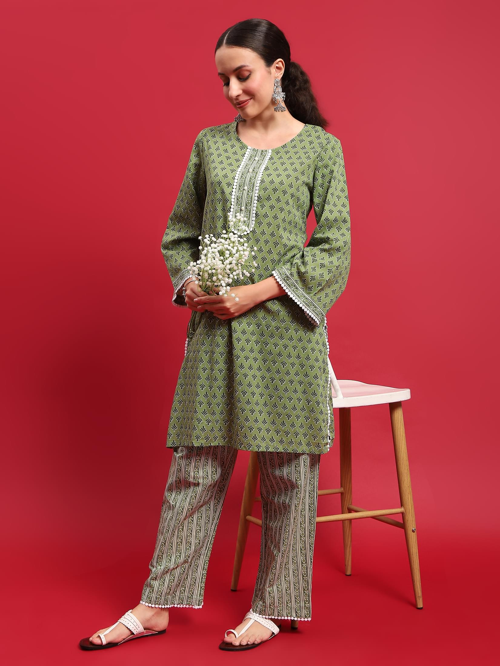 Women Cotton Green Floral Print Kurta With Comfort Pant.