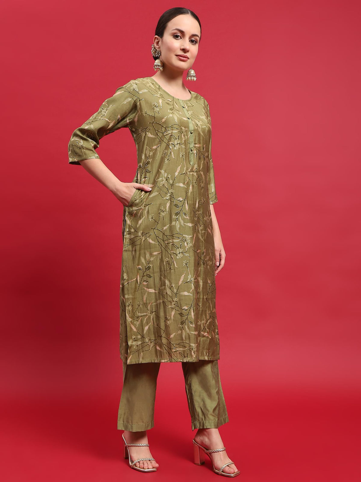 Women Muslin Green Floral Print Kurta Comfort Pant Dupatta.