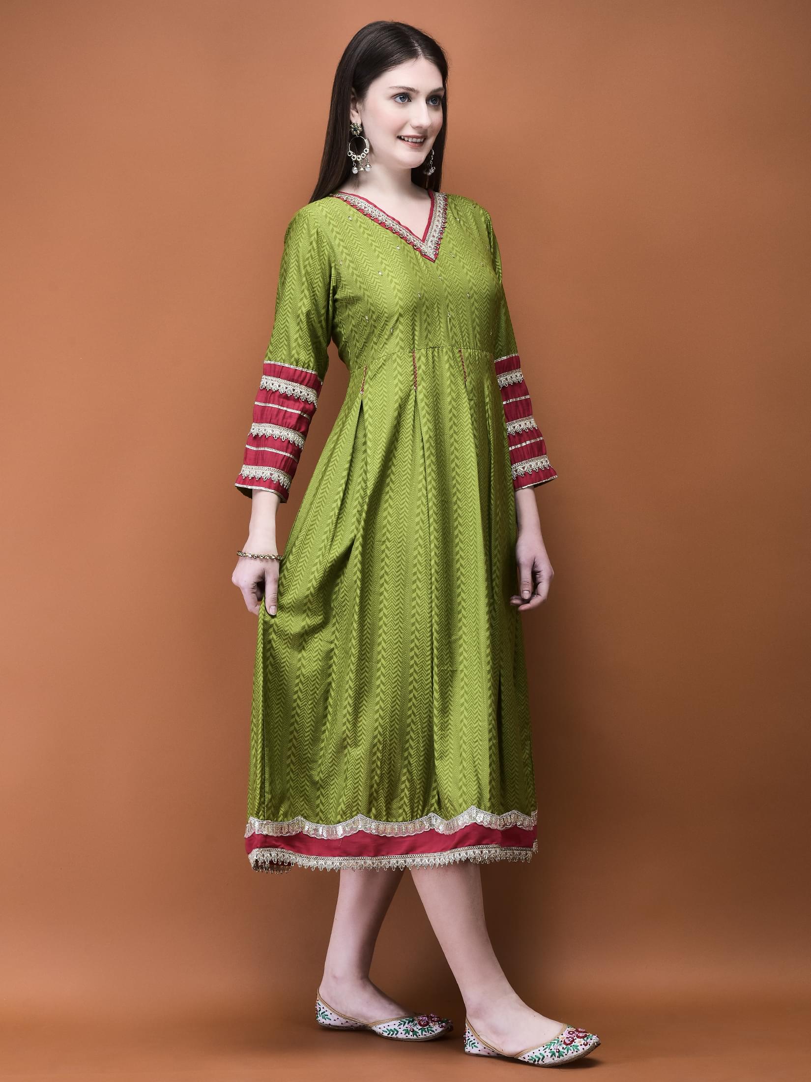 Women Liva (Rayon) Green Geometric Dress.