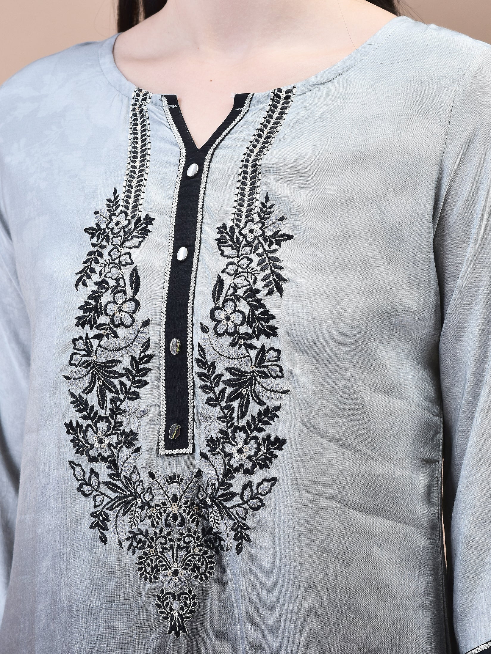 20093GREYBLACK_closer