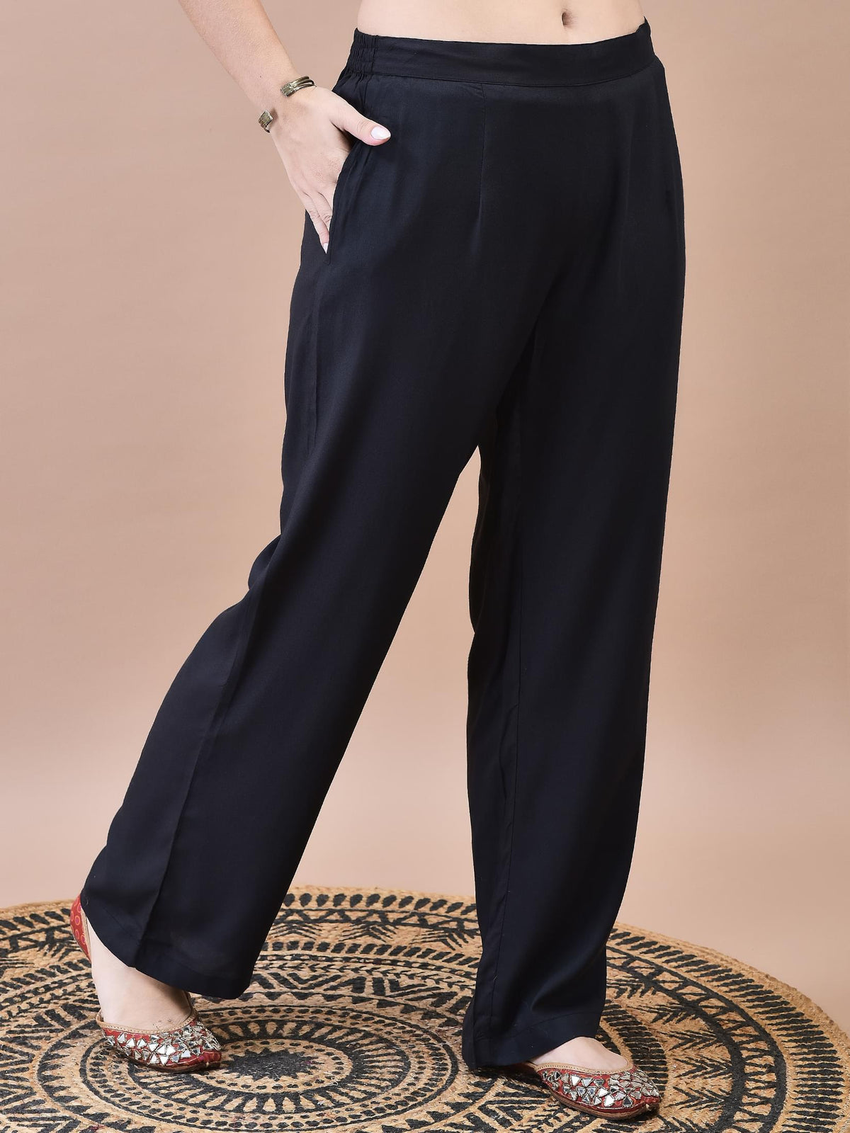 Women Muslin Grey Floral Print Kurta Comfort Pant Dupatta.