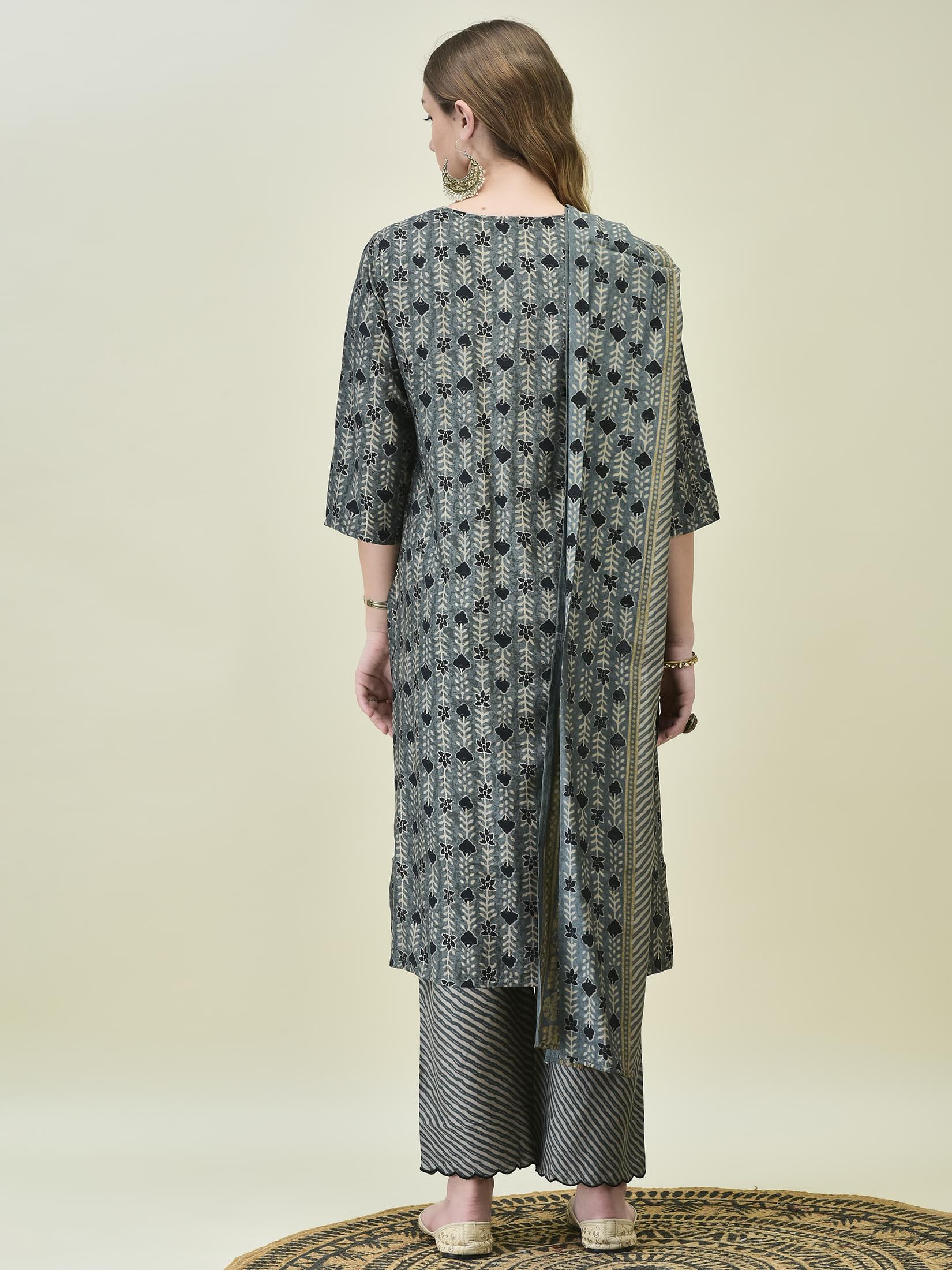 Women Muslin Grey Floral Print Kurta Comfort Pant Chanderi Dupatta.