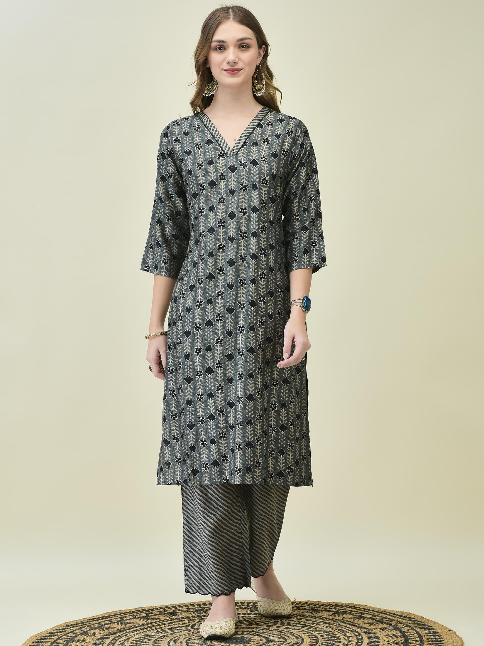 Women Muslin Grey Floral Print Kurta Comfort Pant Chanderi Dupatta.