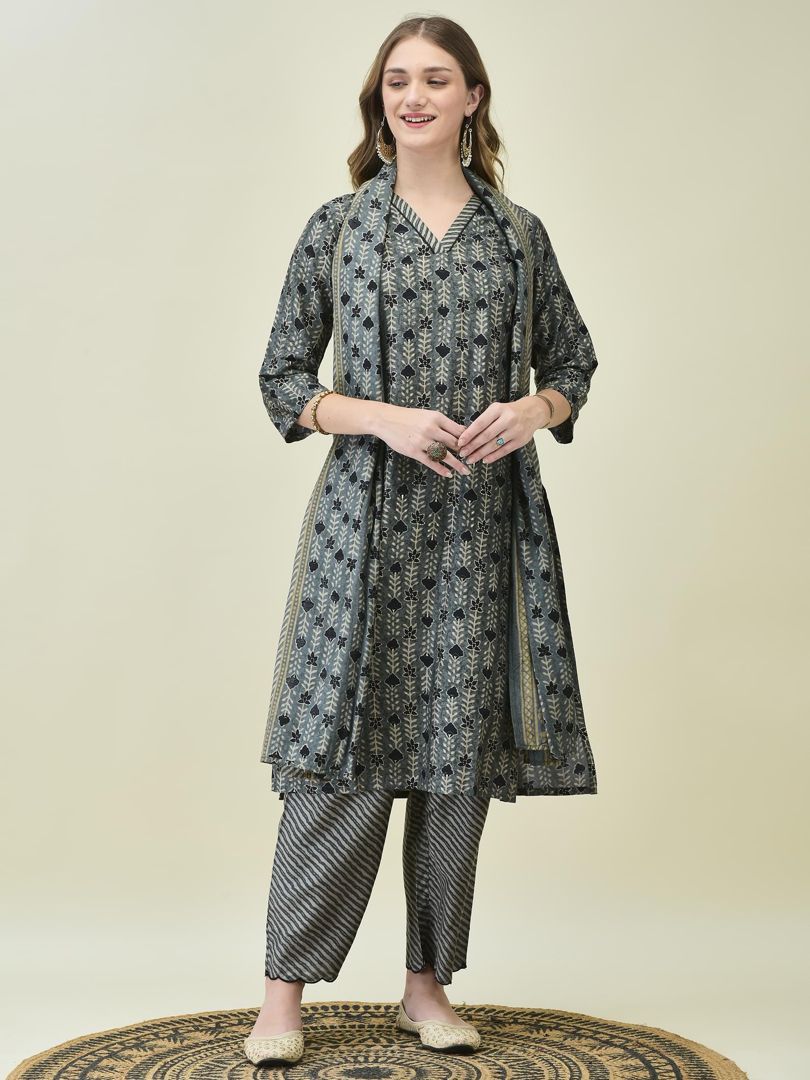 Women Muslin Grey Floral Print Kurta Comfort Pant Chanderi Dupatta.