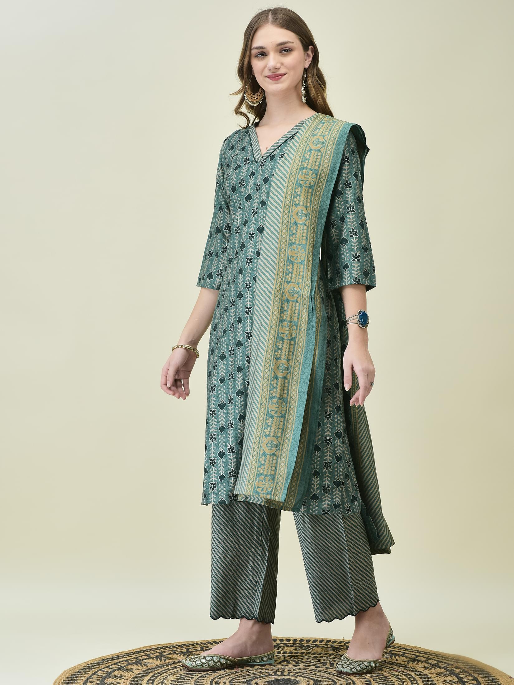 Women Muslin Teal Floral Print Kurta Comfort Pant Chanderi Dupatta.