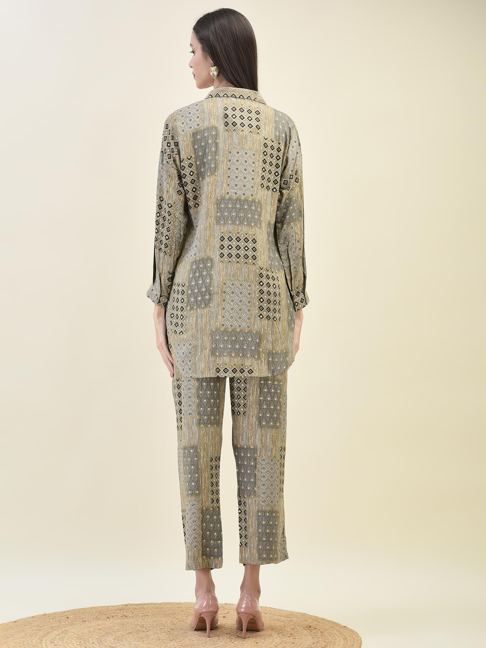 Women Liva Rayon Grey Geometric Print Co-Ord Set.