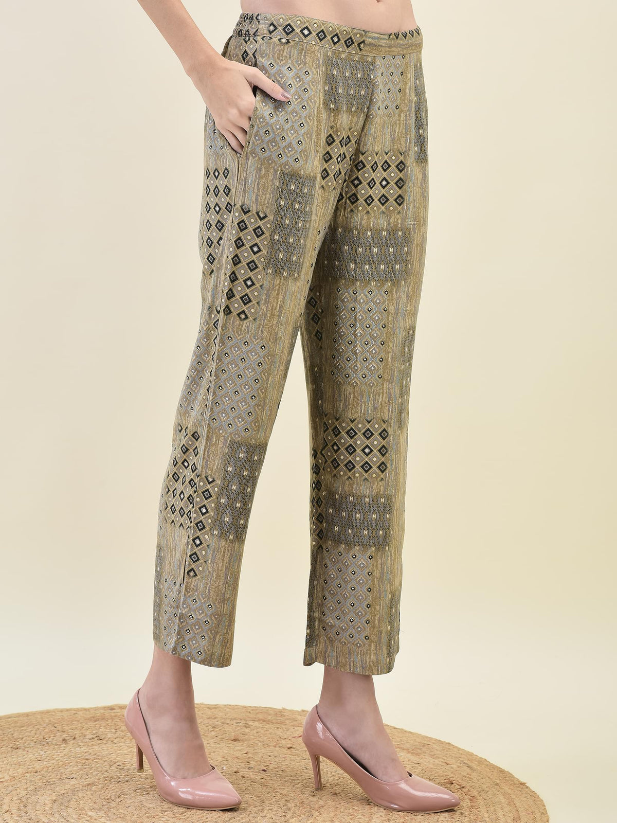 Women Liva Rayon Grey Geometric Print Co-Ord Set.