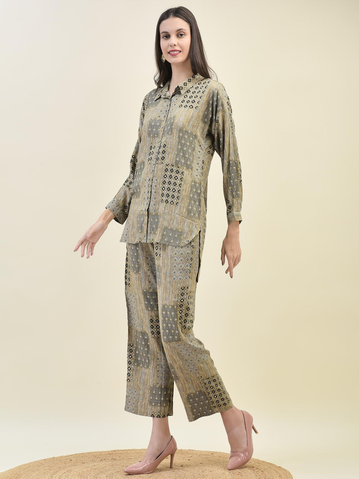 Women Liva Rayon Grey Geometric Print Co-Ord Set.
