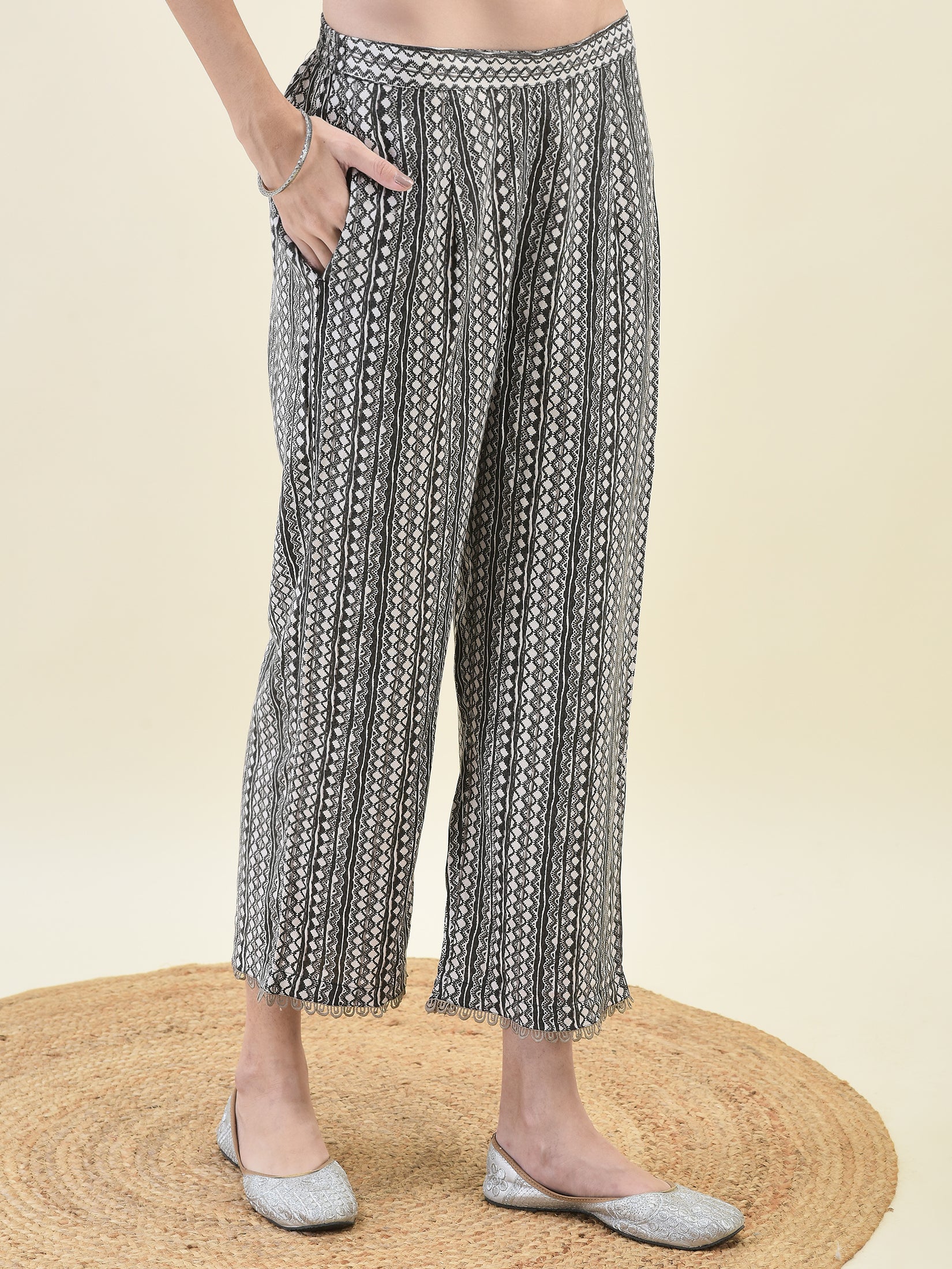 20399BLACK_WHITE_bottom