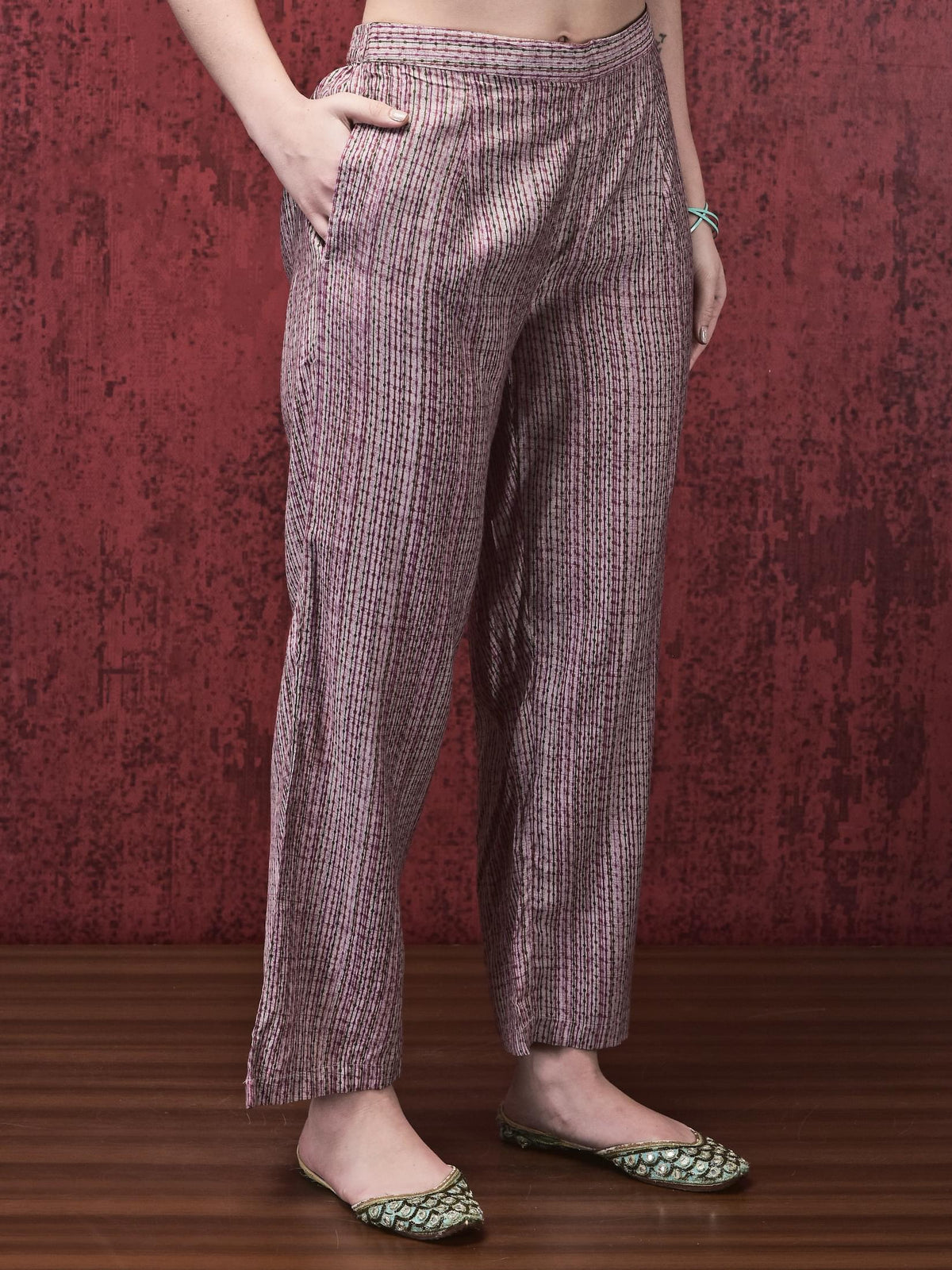 Women Muslin Magenta Floral Print Kurta With Comfort Pant.