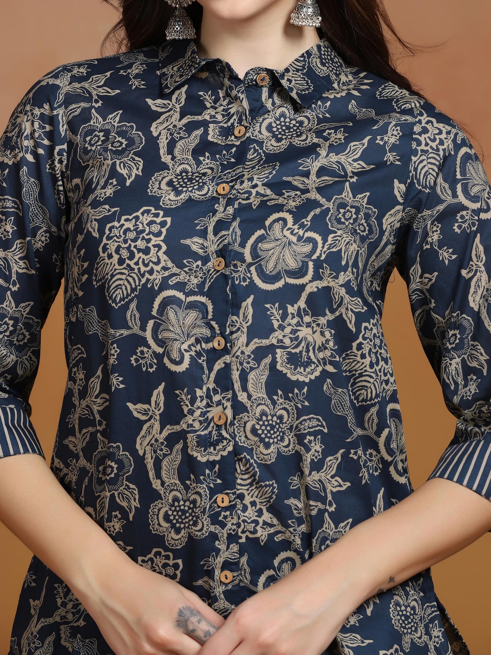 Women Cambric Indigo Printed Kurta With Wide Leg Pant.