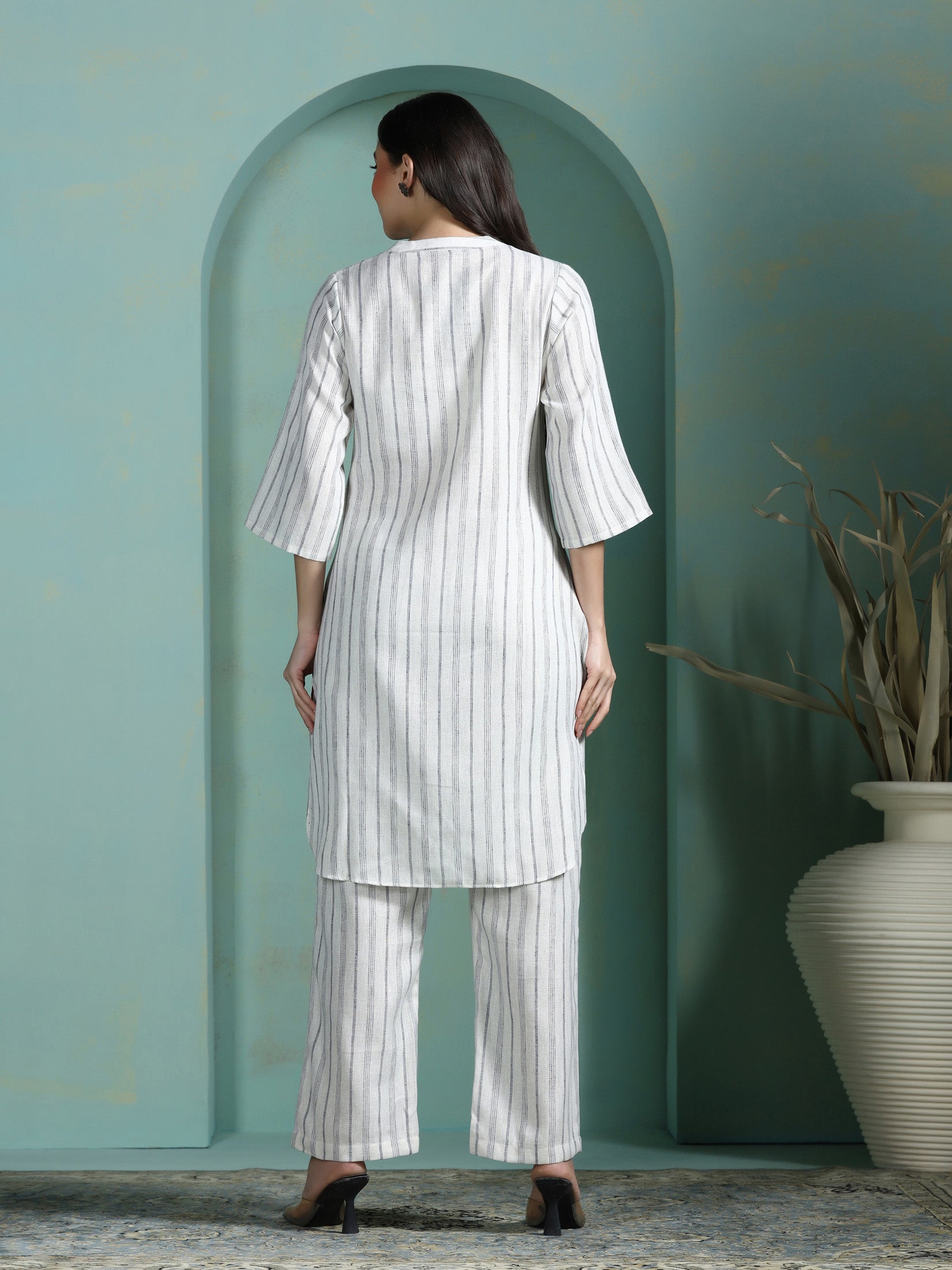 Women Linen Off White Yarn Dyed Kurta With Comfort Pant