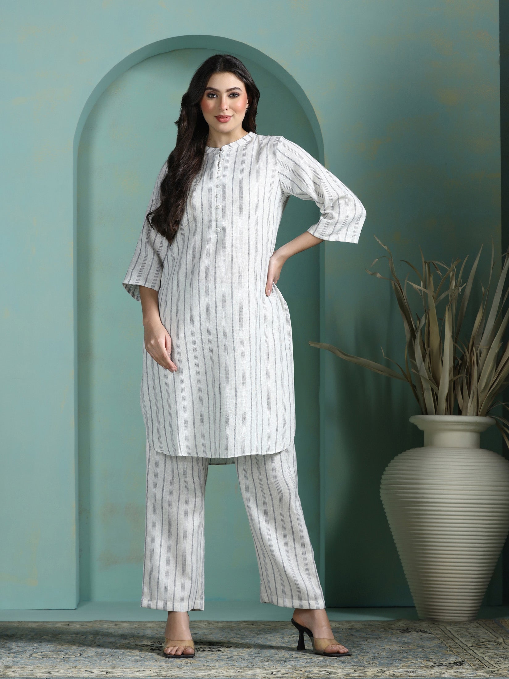 Women Linen Off White Yarn Dyed Kurta With Comfort Pant