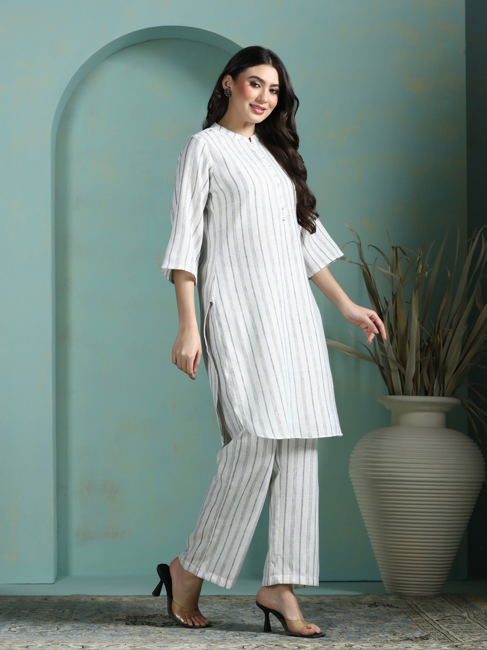 Women Linen Off White Yarn Dyed Kurta With Comfort Pant