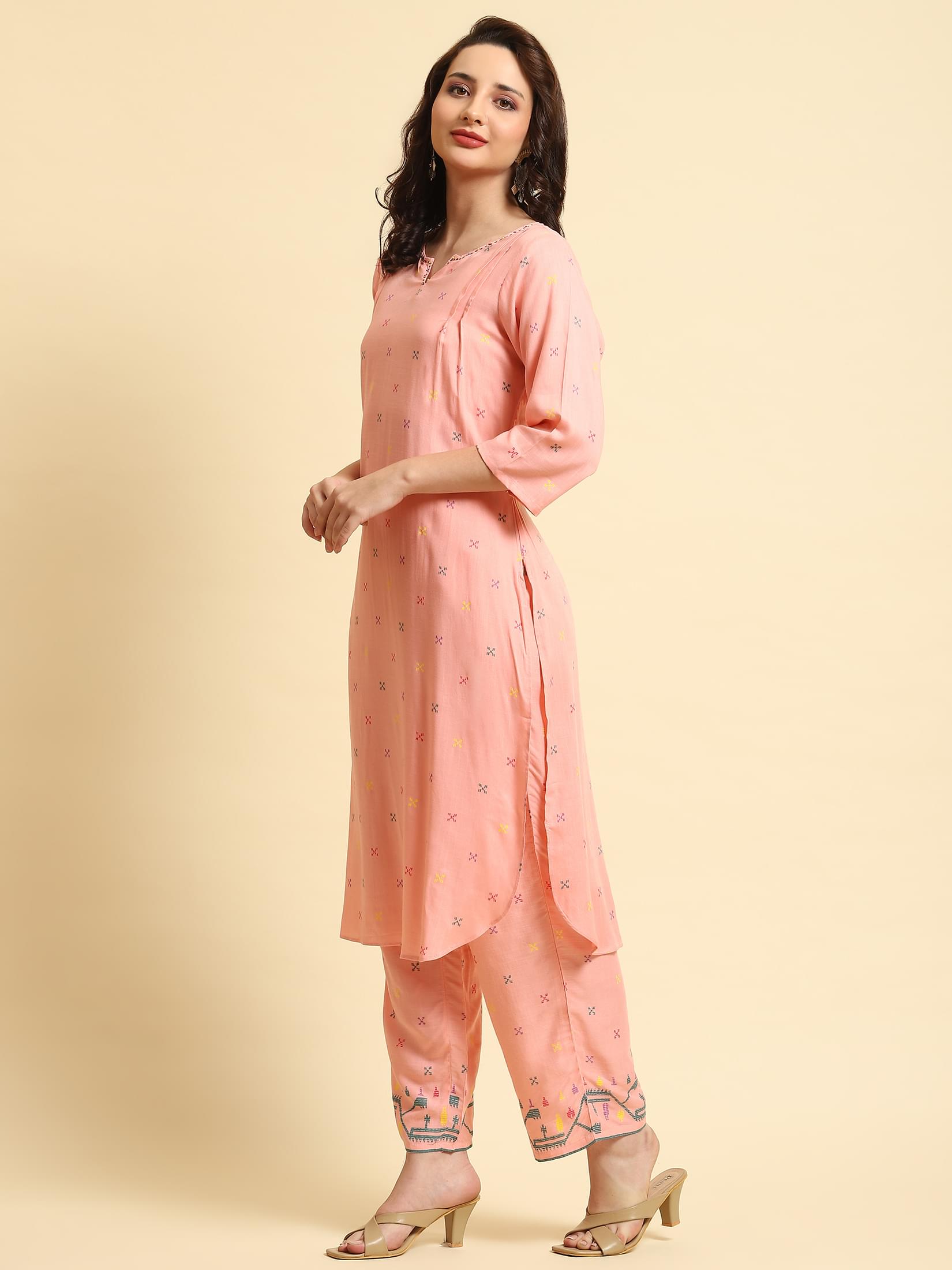 Women Pink Geometric Printed Kurta With Comfort Pant.