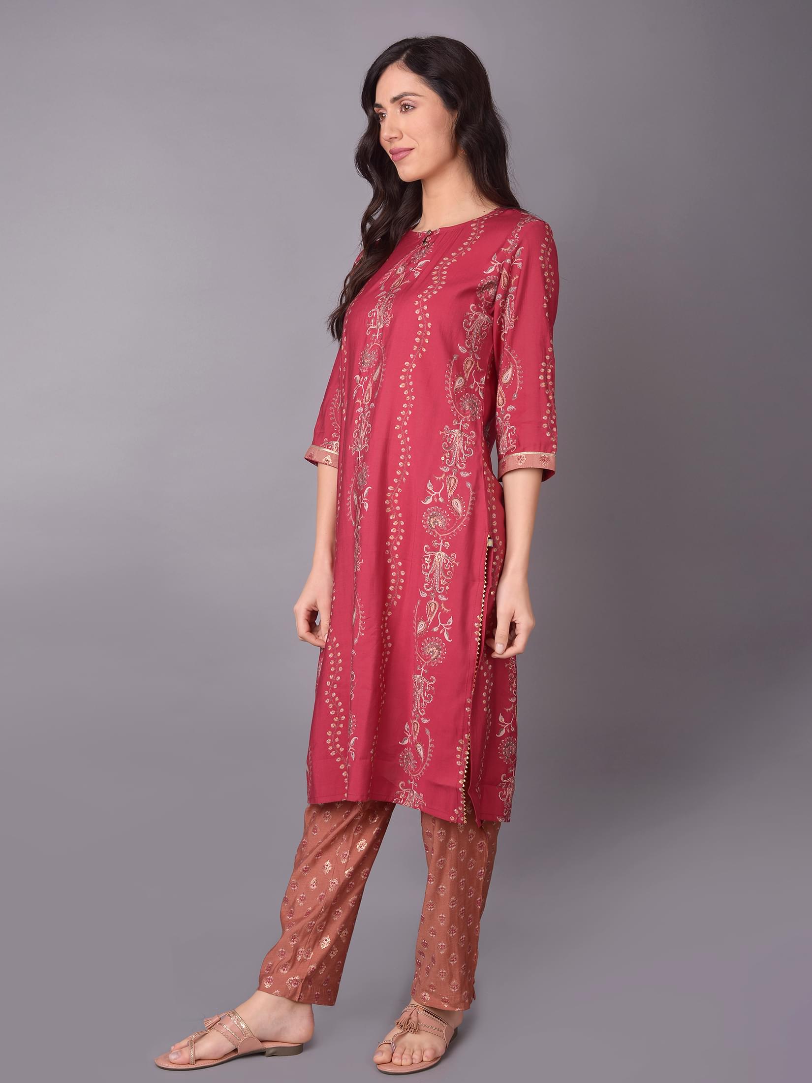Women Maroon Floral Printed Kurta With Trouser.
