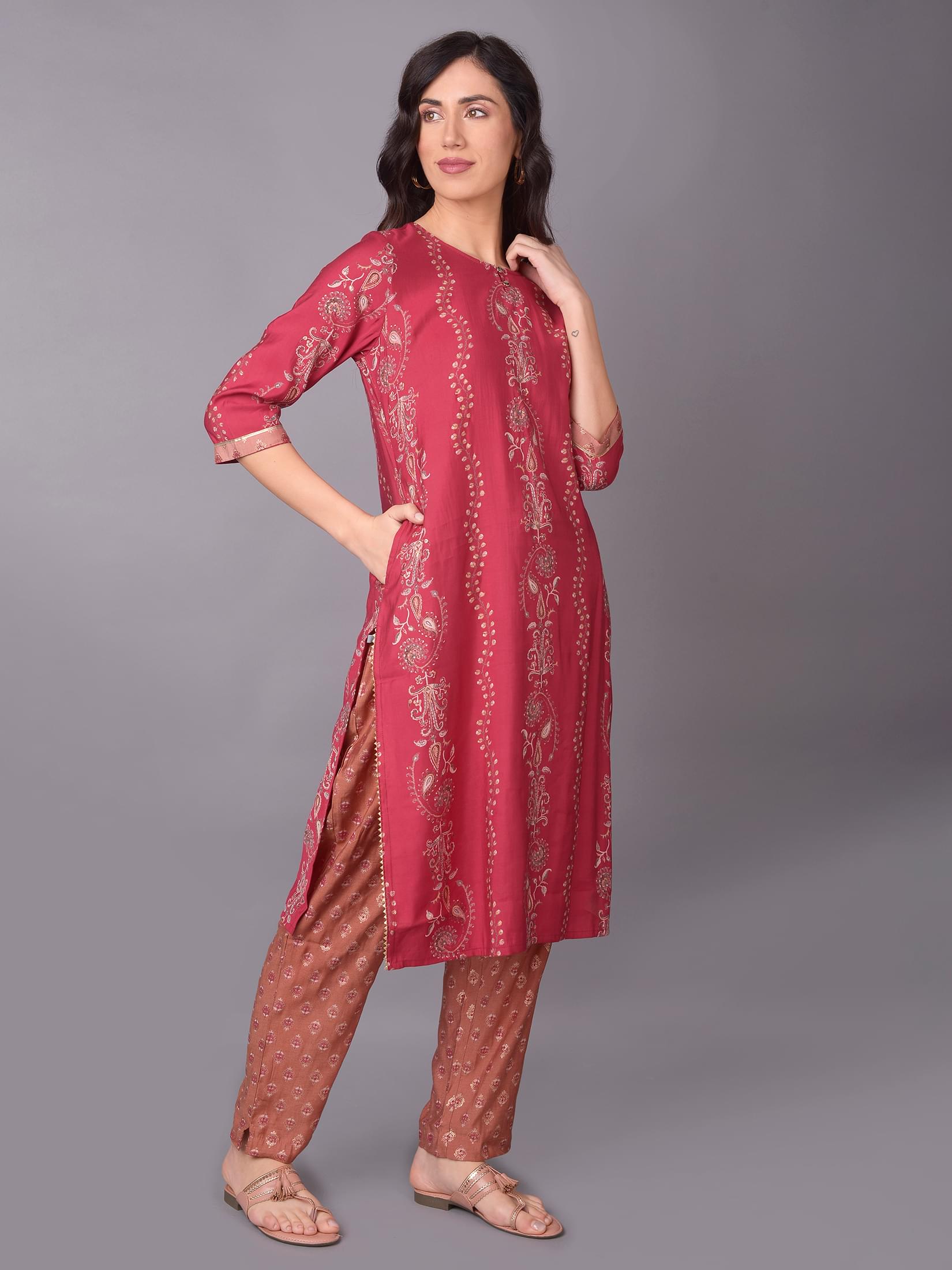 Women Maroon Floral Printed Kurta With Trouser.