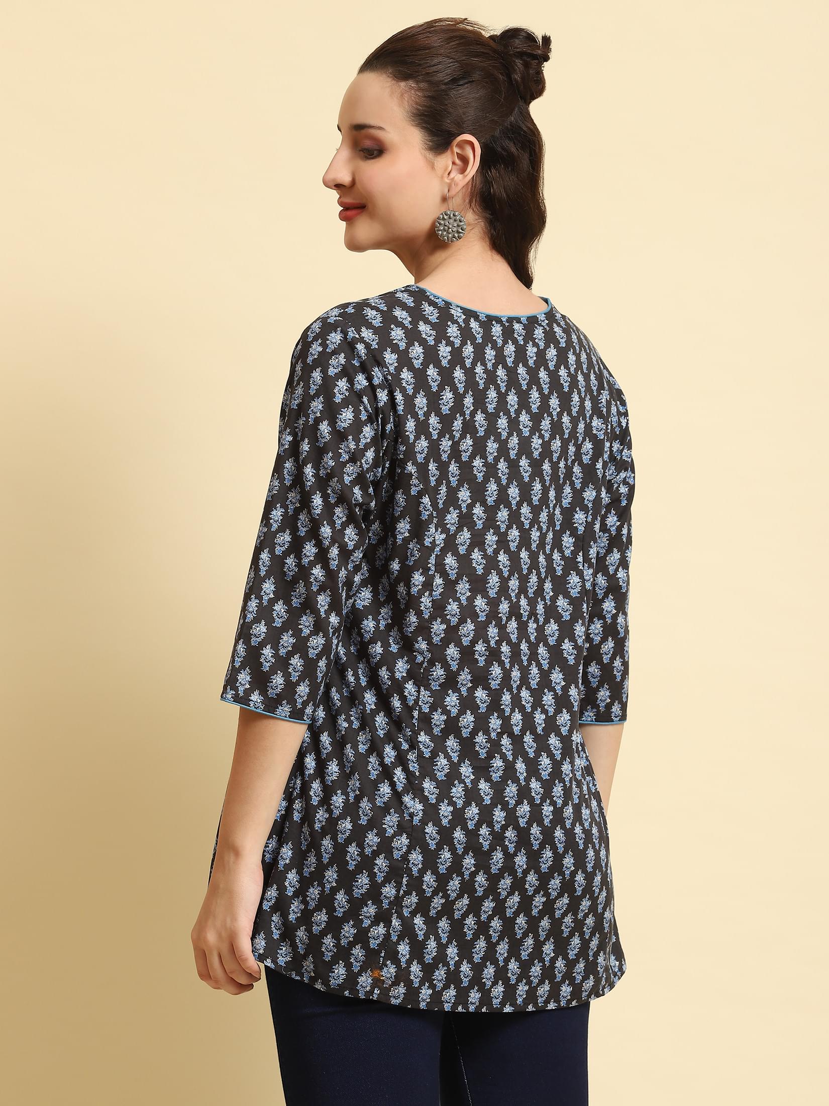 Women Black Floral Printed Tunic.