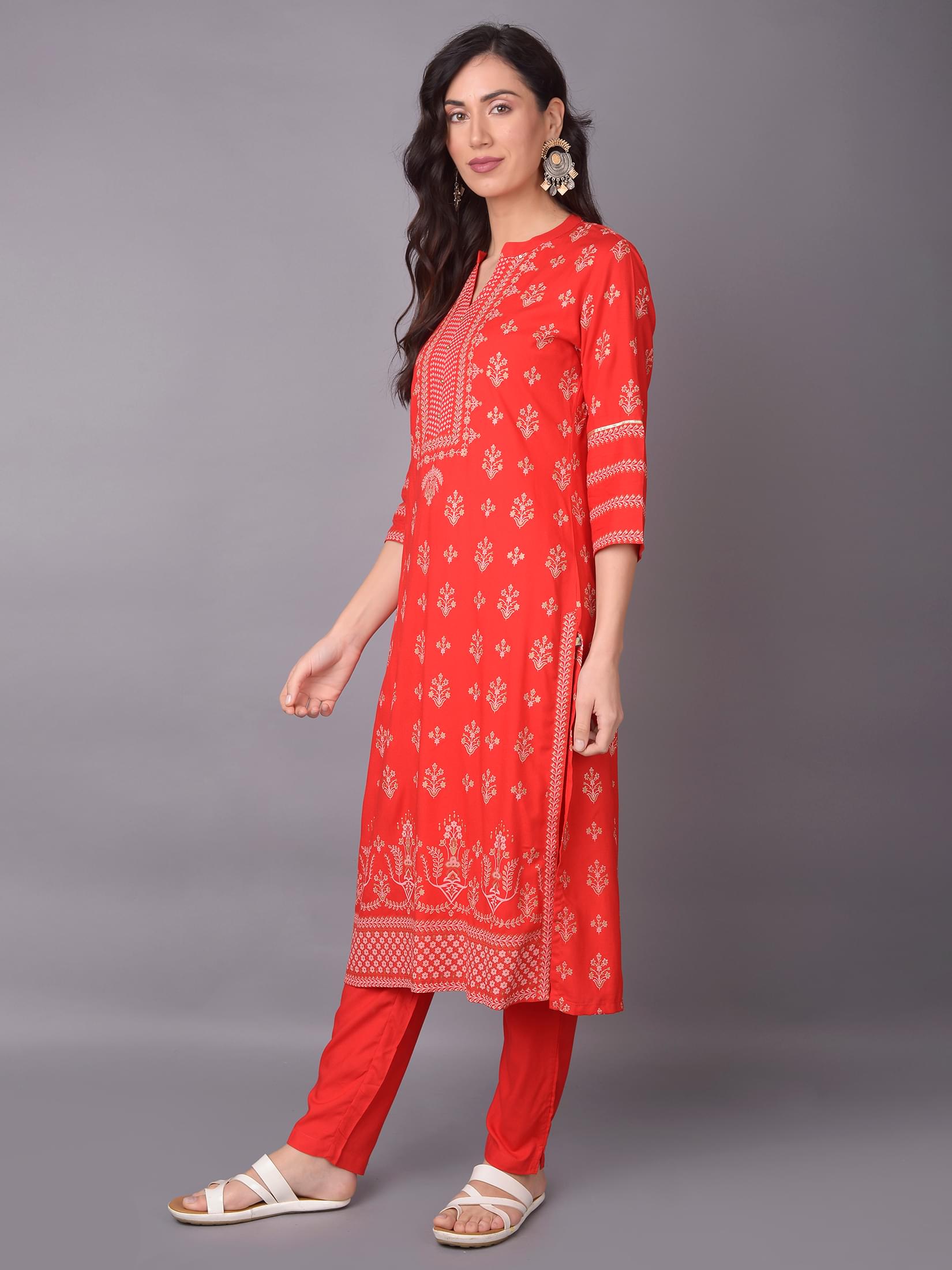 Women Red Floral Printed Kurta With Trouser.