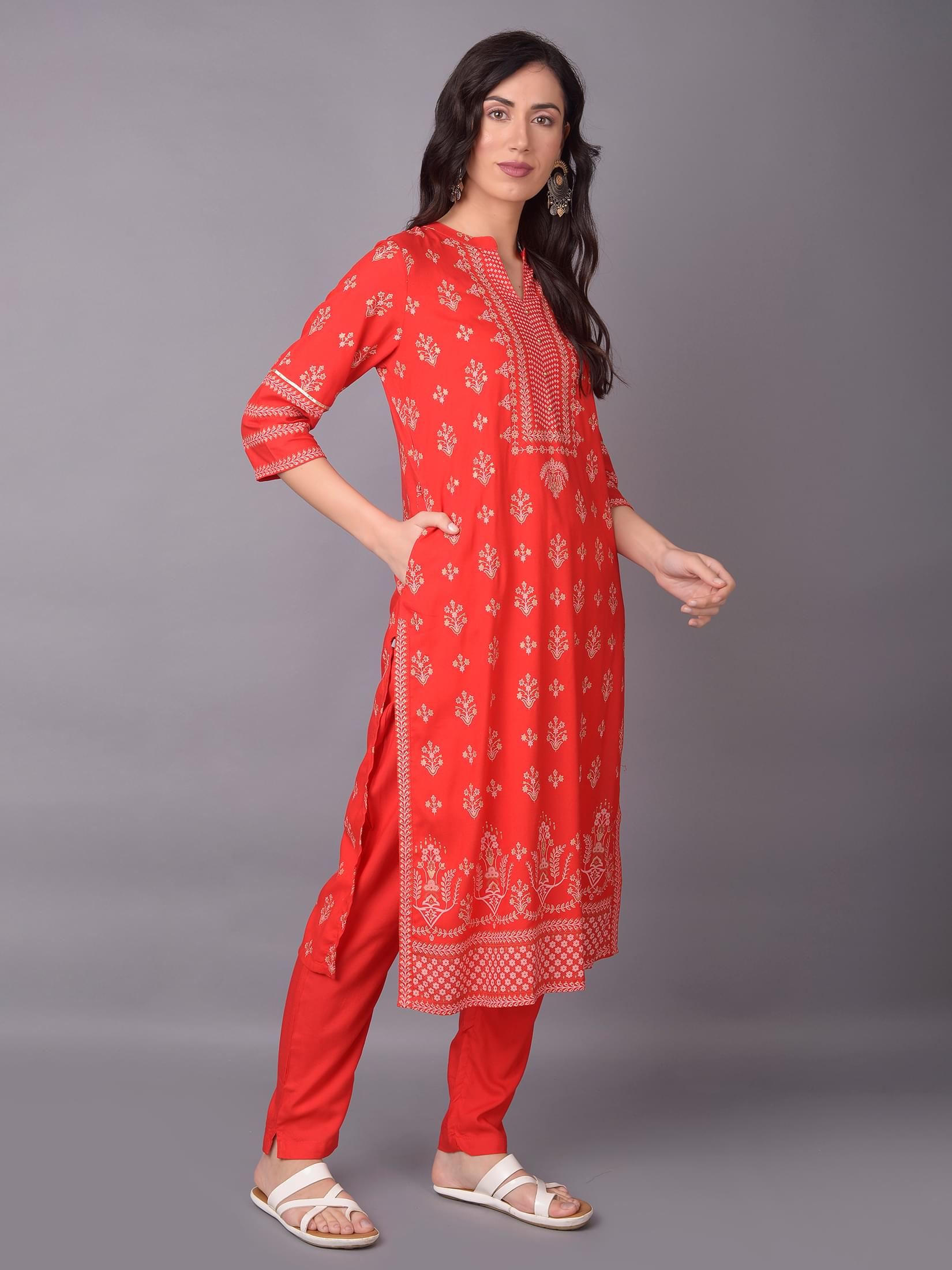 Women Red Floral Printed Kurta With Trouser.